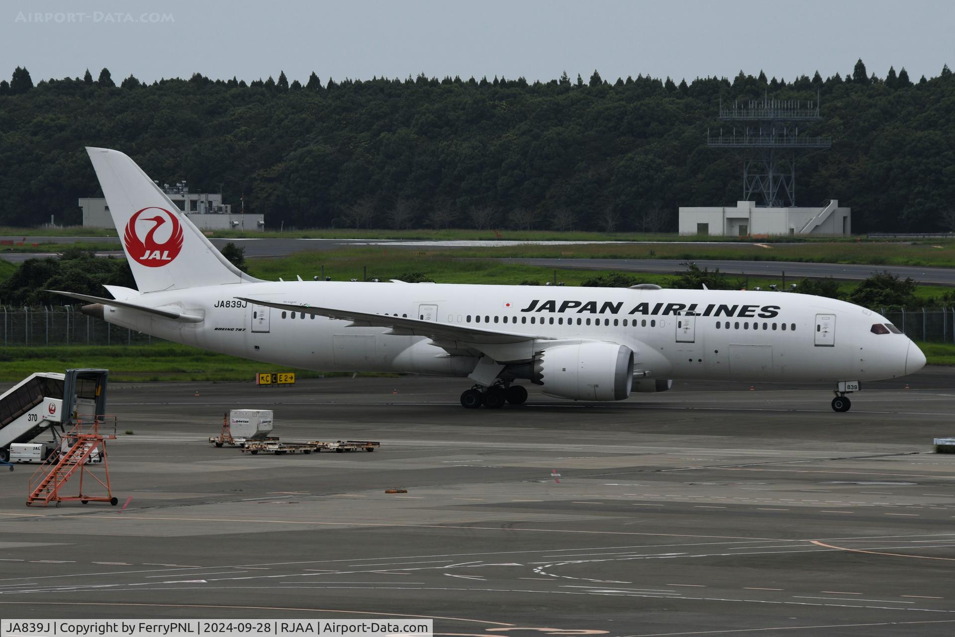 JA839J, 2014 Boeing 787-8 Dreamliner C/N 34853, JAL B788 taxying