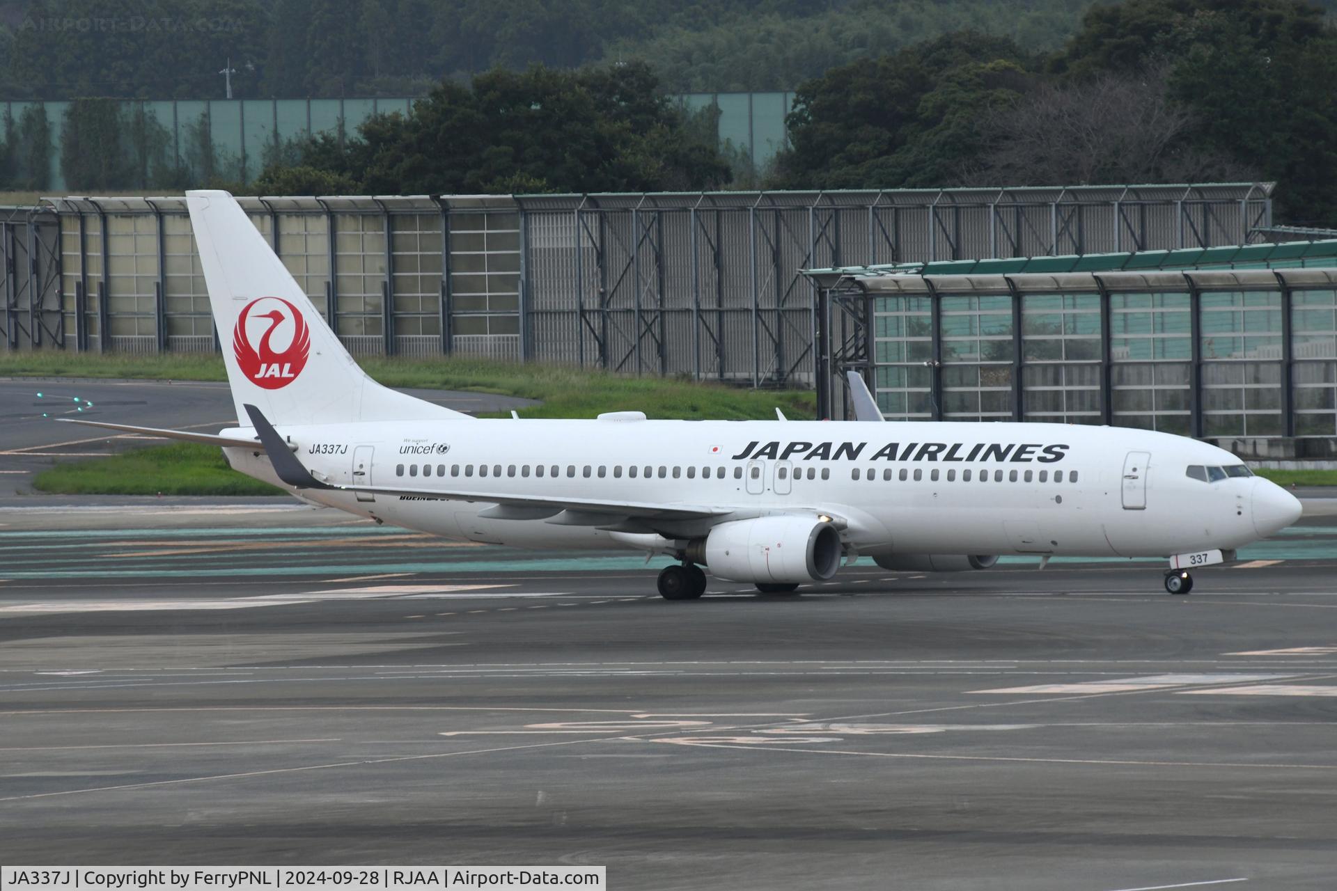 JA337J, 2011 Boeing 737-846 C/N 40352, B738 of JAL arriving