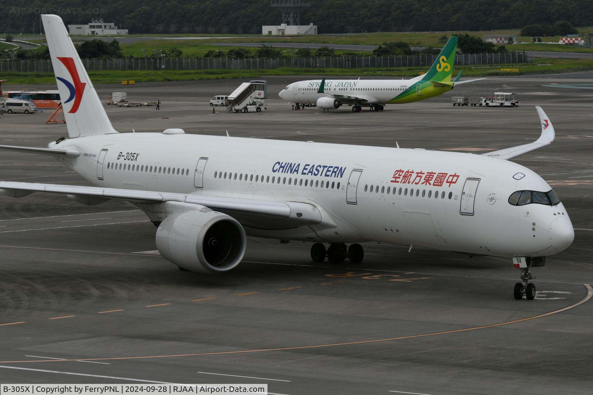 B-305X, 2018 Airbus A350-941 C/N 269, China Eastern A359 turning into its assigned gate