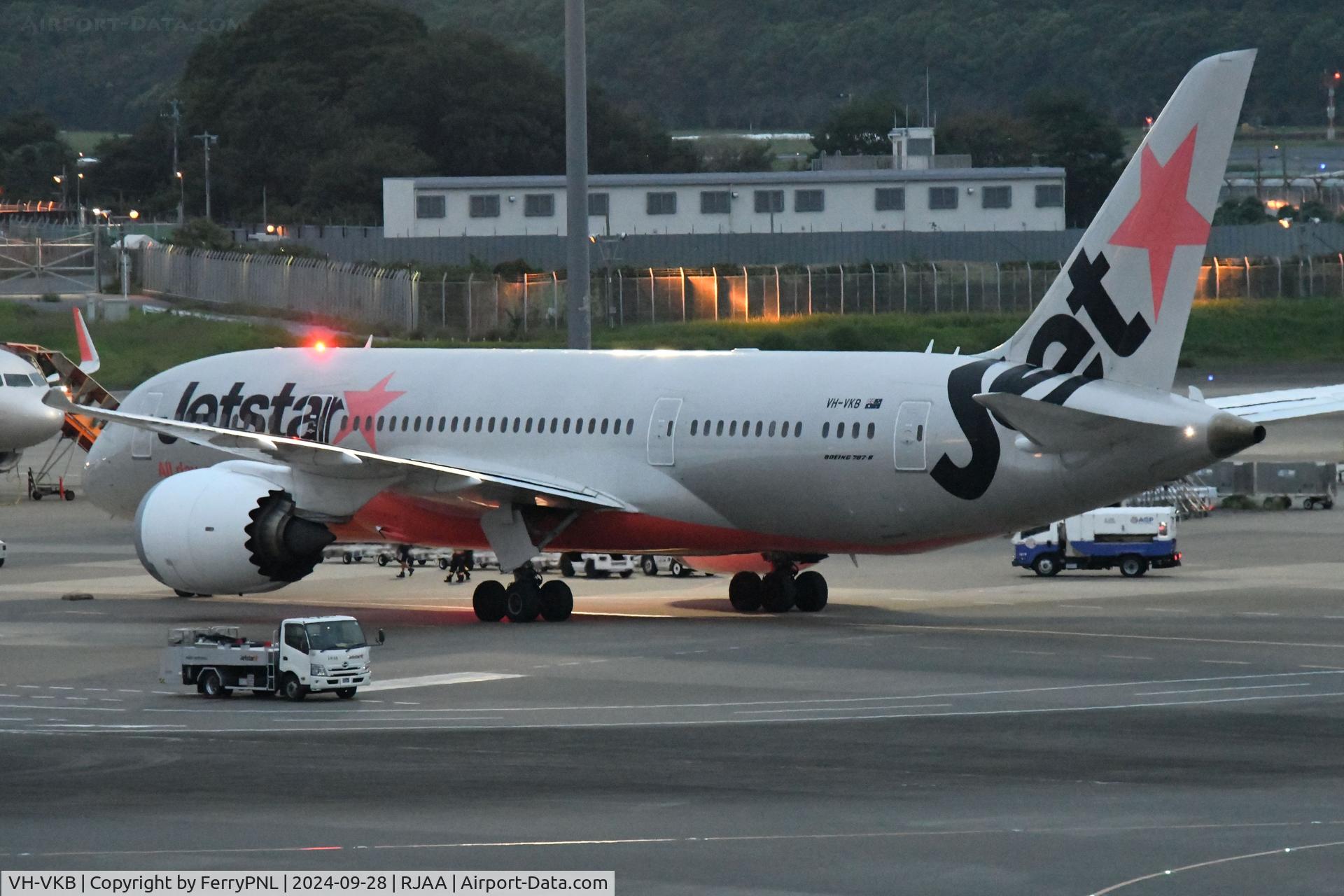 VH-VKB, 2013 Boeing 787-8 Dreamliner C/N 36228, Jetstar B788 arrived at dusk