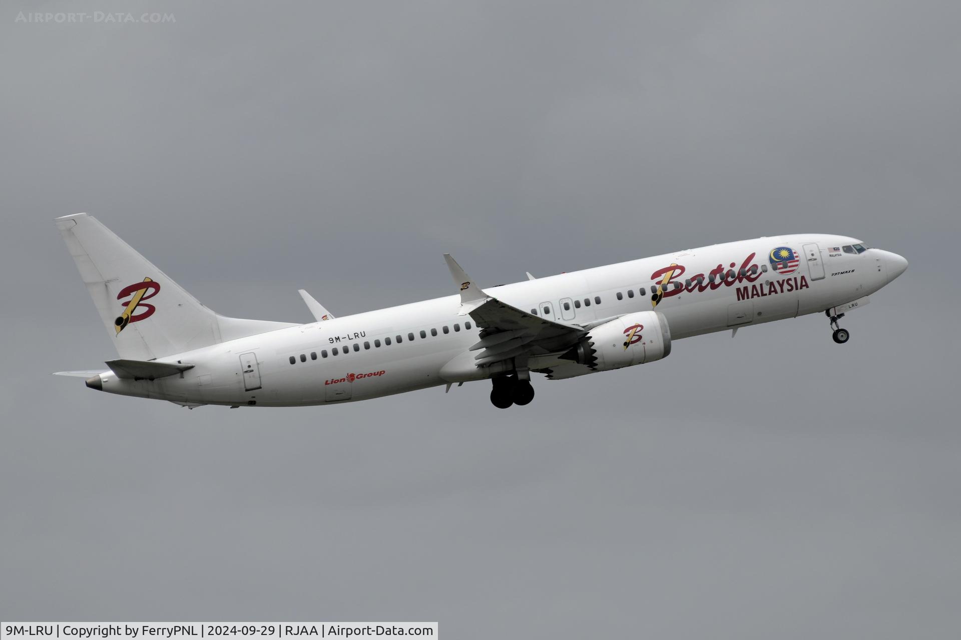 9M-LRU, 2017 Boeing 737-8 MAX C/N 42997, Batik Malaysia B738M taking-off