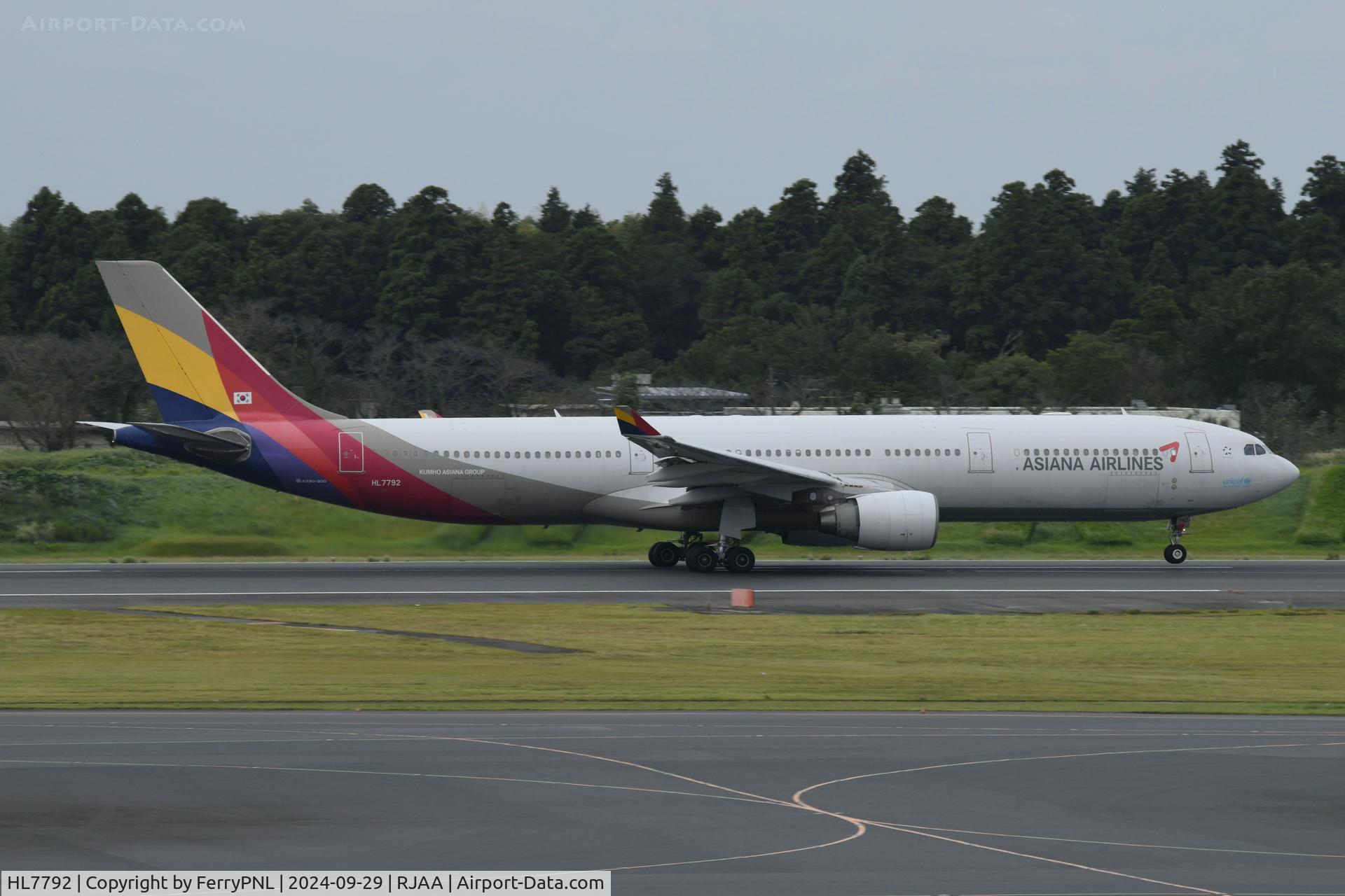 HL7792, 2009 Airbus A330-323X C/N 1001, Asiana A333 during take-off run