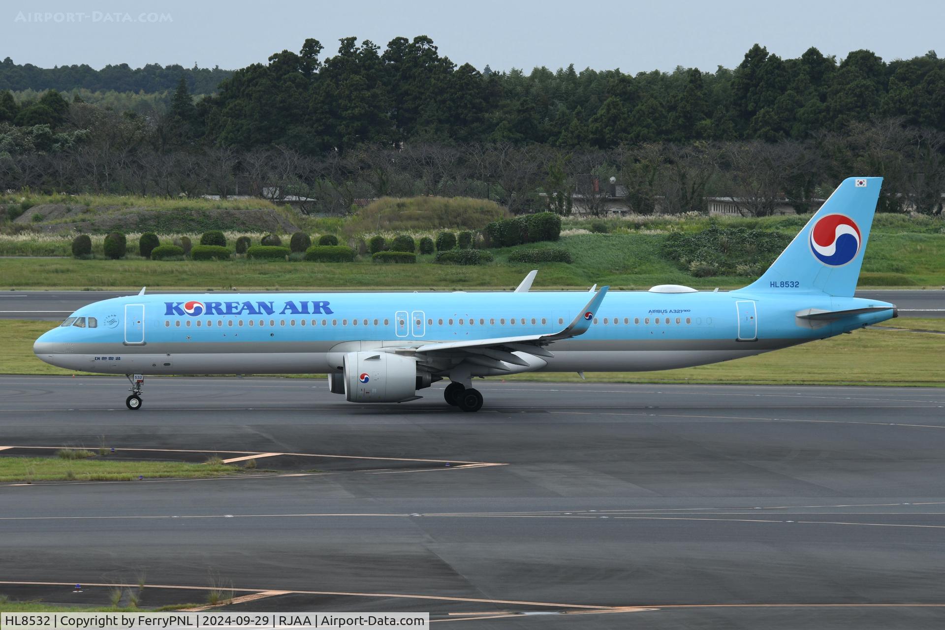 HL8532, 1999 Boeing 777-3B5 C/N 28371, Korean A321N taxying for departure