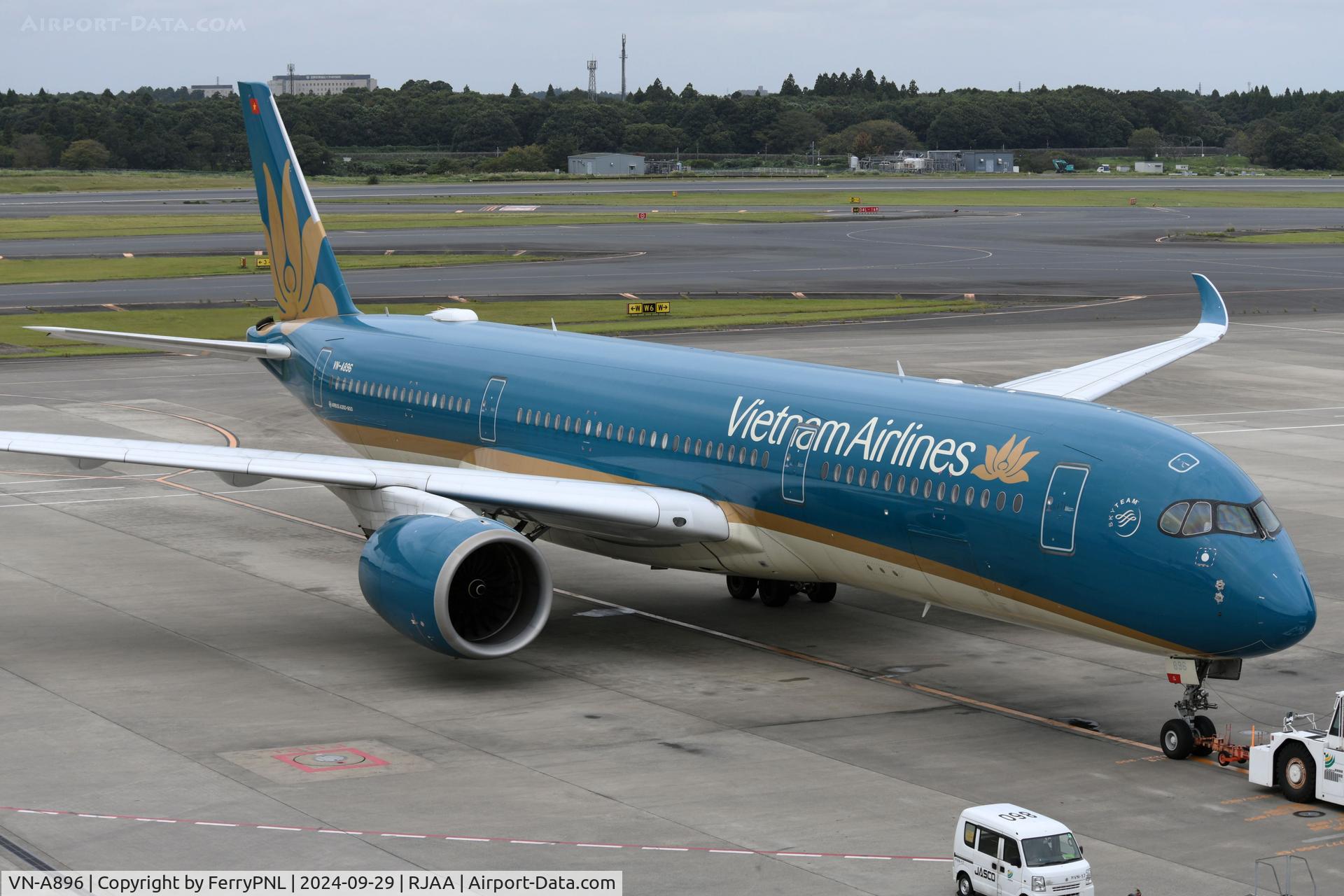VN-A896, 2018 Airbus A350-941 C/N 192, Vietnam A359 pushed-back