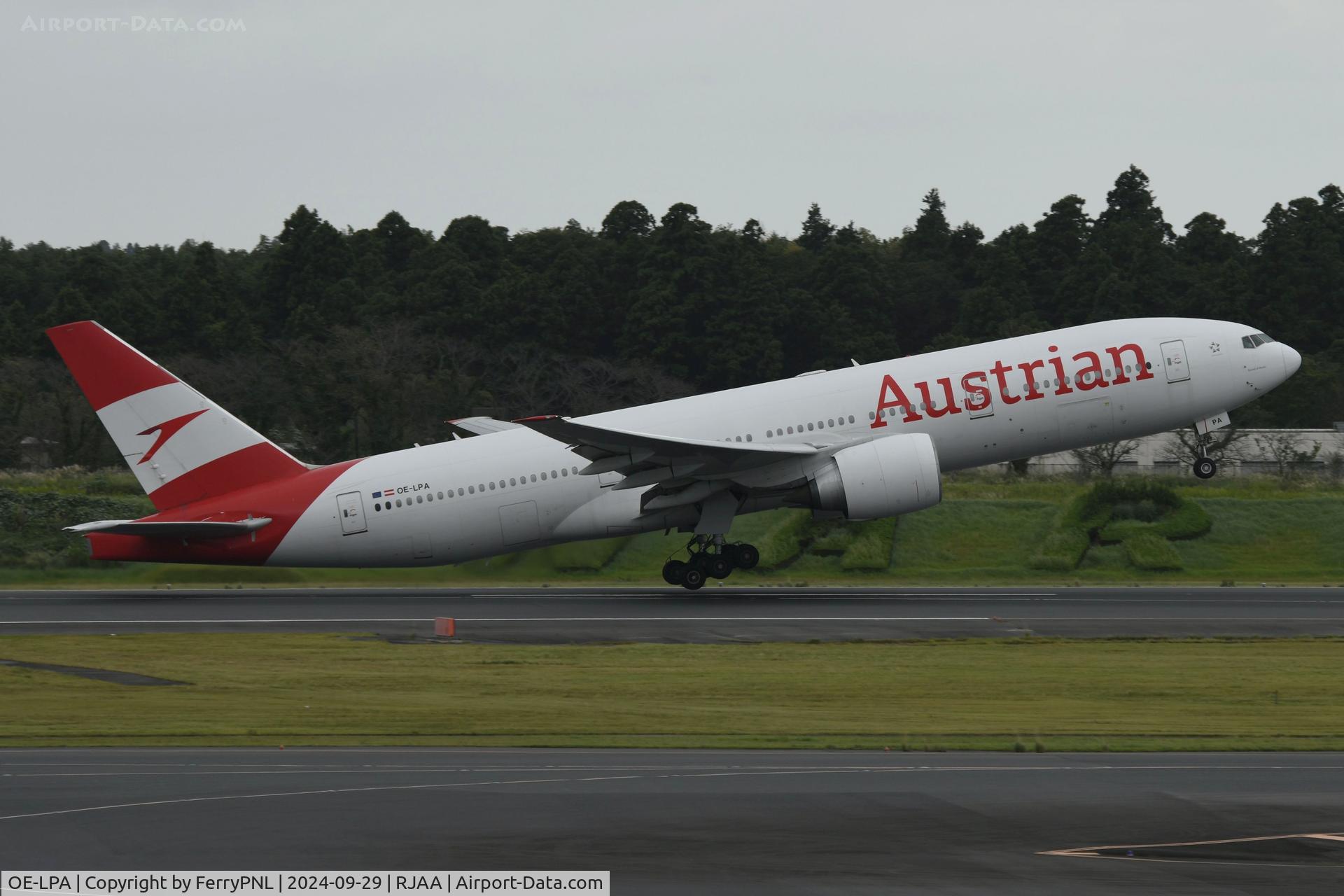 OE-LPA, 1997 Boeing 777-2Z9/ER C/N 28698, Austrian B772 lifting-off