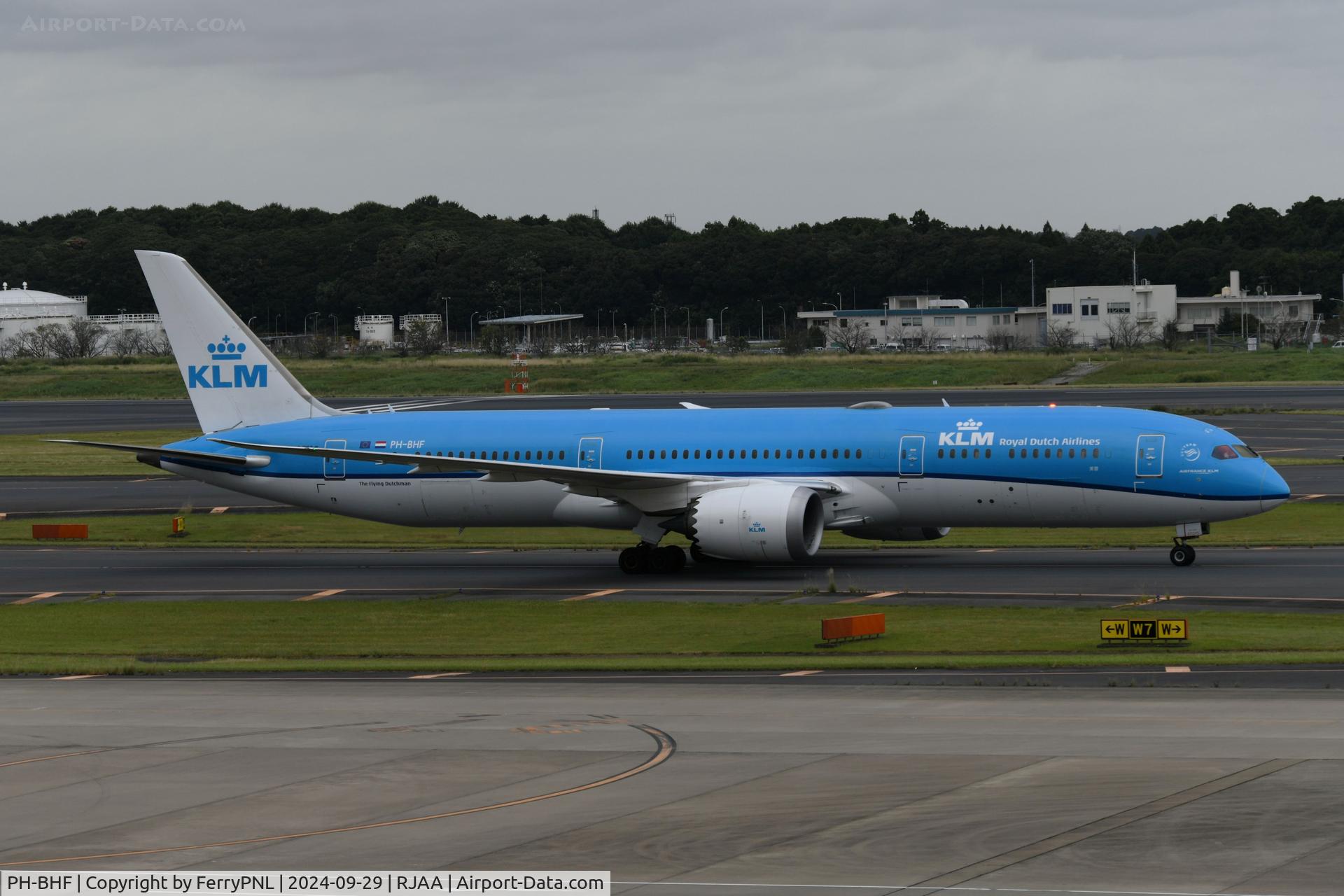 PH-BHF, 2016 Boeing 787-9 Dreamliner Dreamliner C/N 42486, KLM B789 taxying in