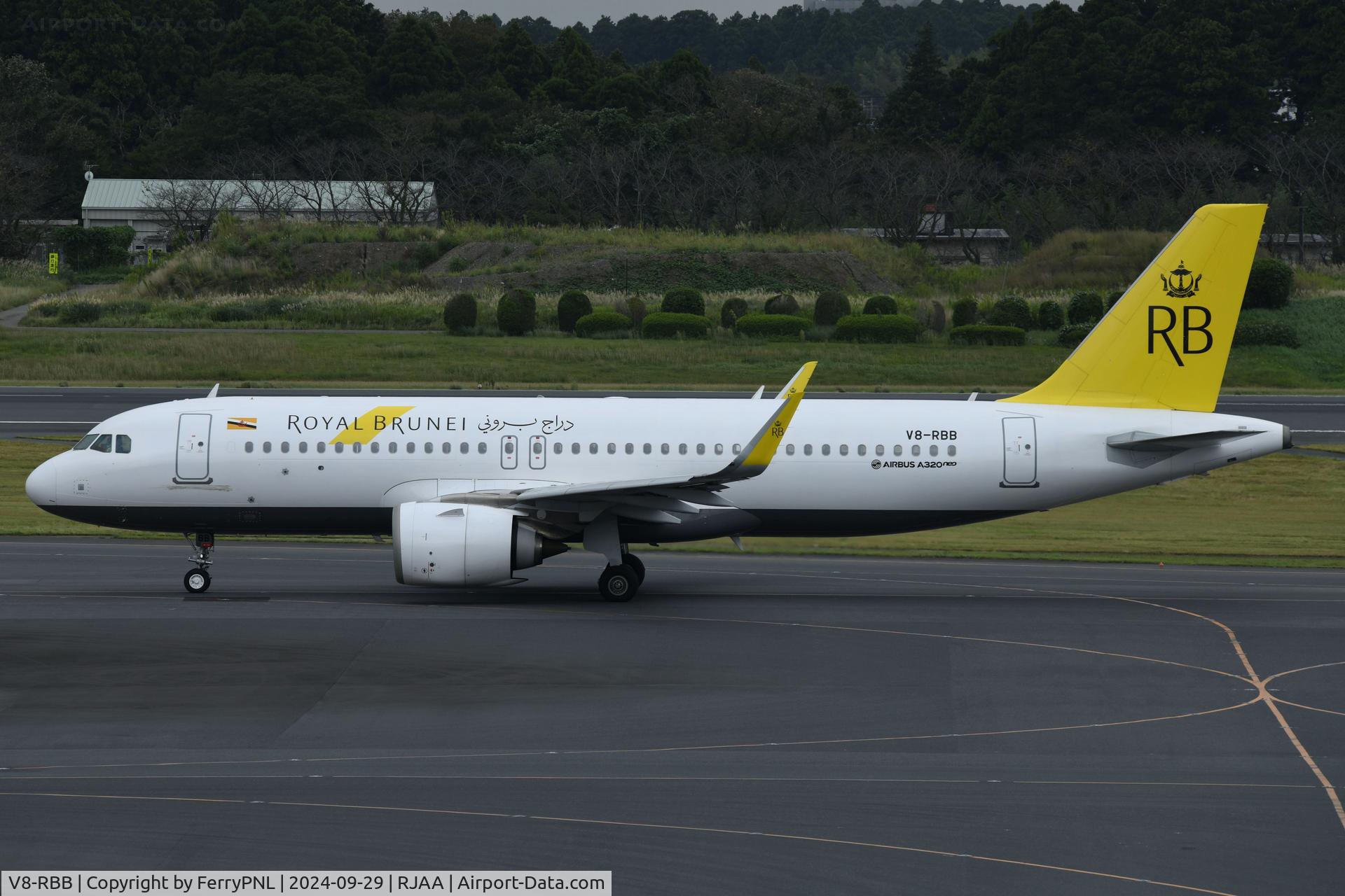 V8-RBB, 1986 Boeing 757-2M6 C/N 23453, Royal Brunei A320Neo taxying past