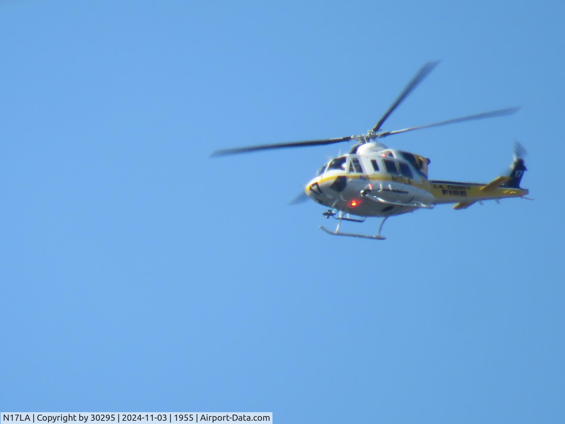 N17LA, 1992 Bell 412 C/N 36044, Directing tankers at a fire