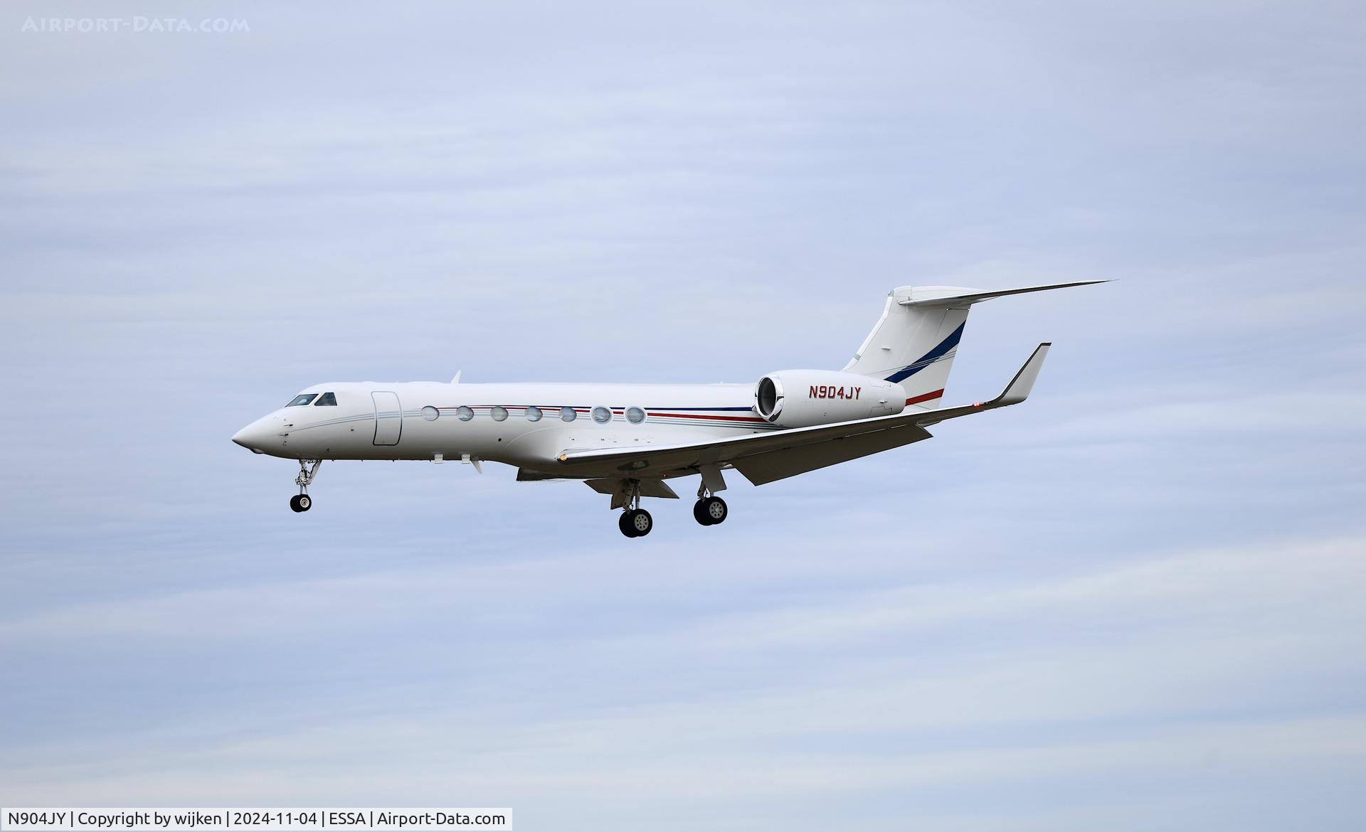 N904JY, 2012 Gulfstream Aerospace GV-SP (G550) C/N 5377, Rwy 26