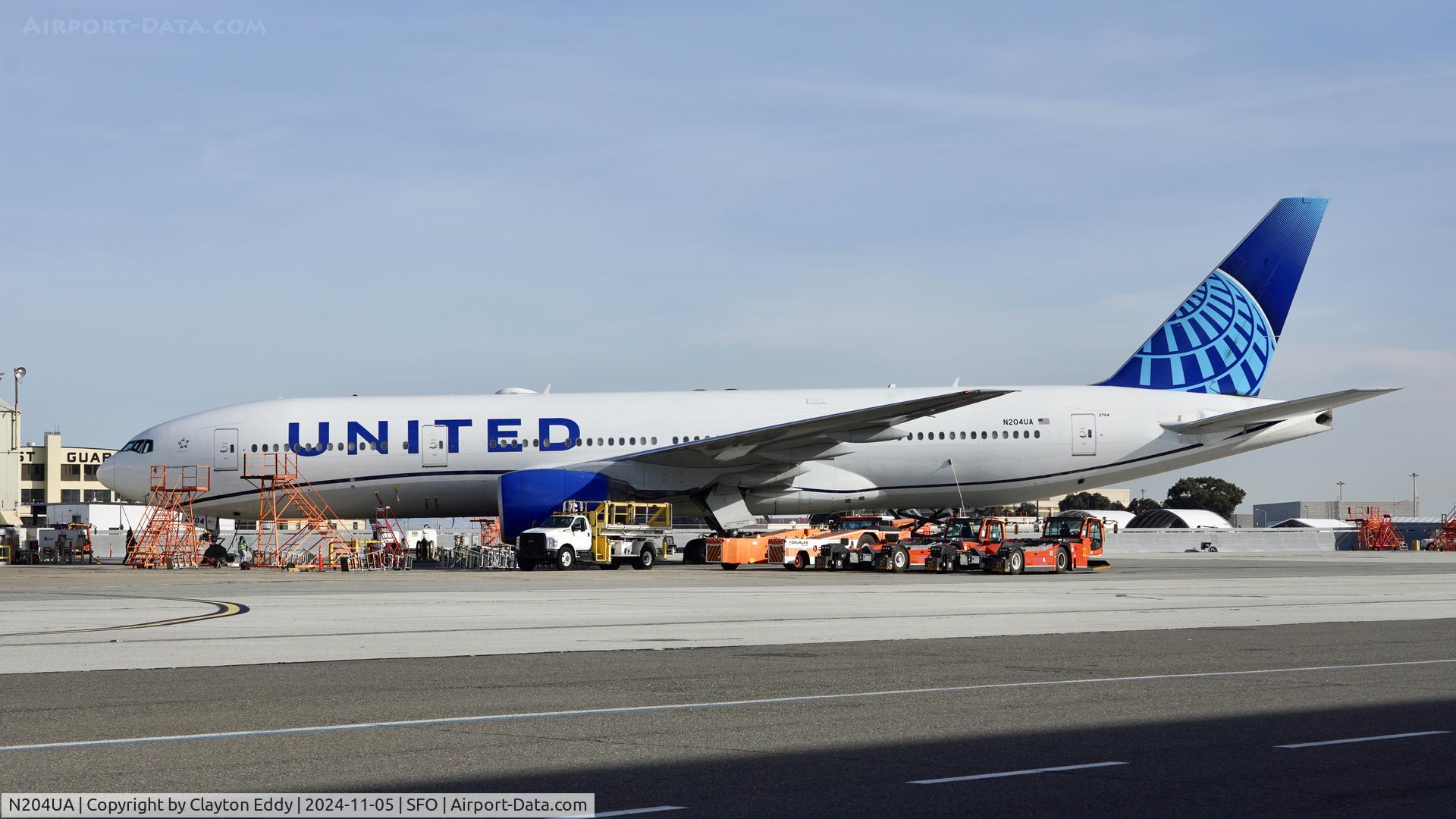 N204UA, 1999 Boeing 777-222/ER C/N 28713, SFO 2024.