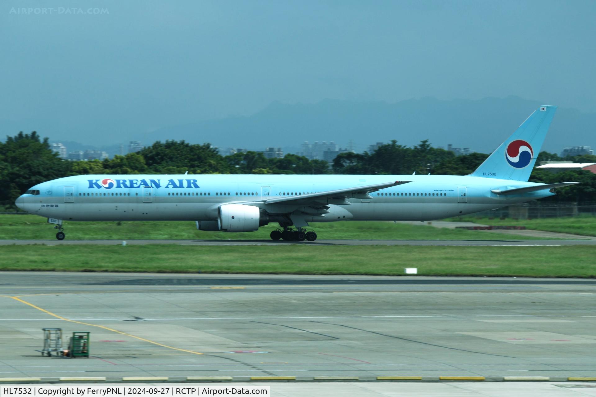 HL7532, 1999 Boeing 777-3B5 C/N 28371, Korean B773 taking-off
