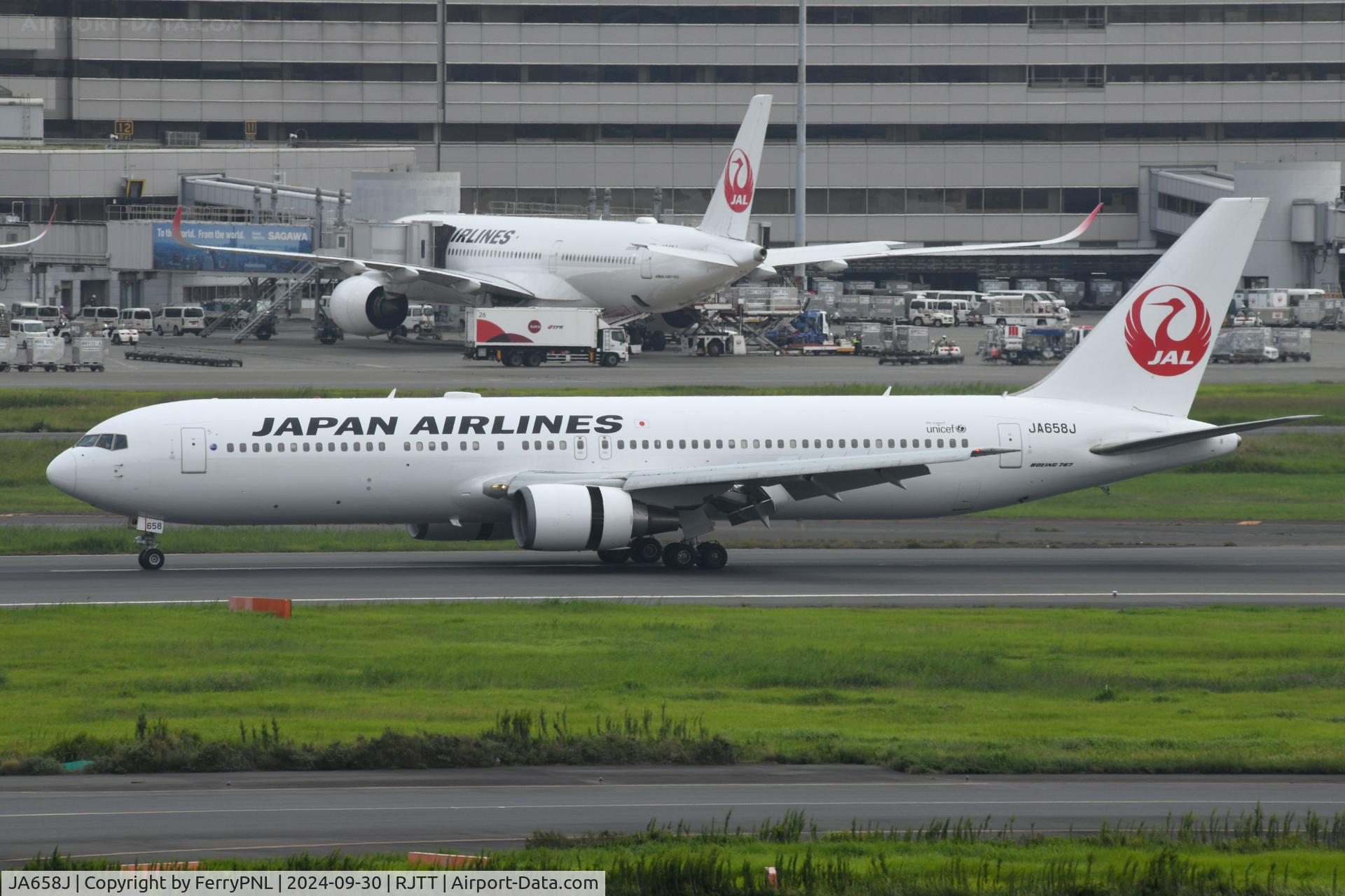 JA658J, 2011 Boeing 767-346/ER C/N 40370, JAL B763 landing