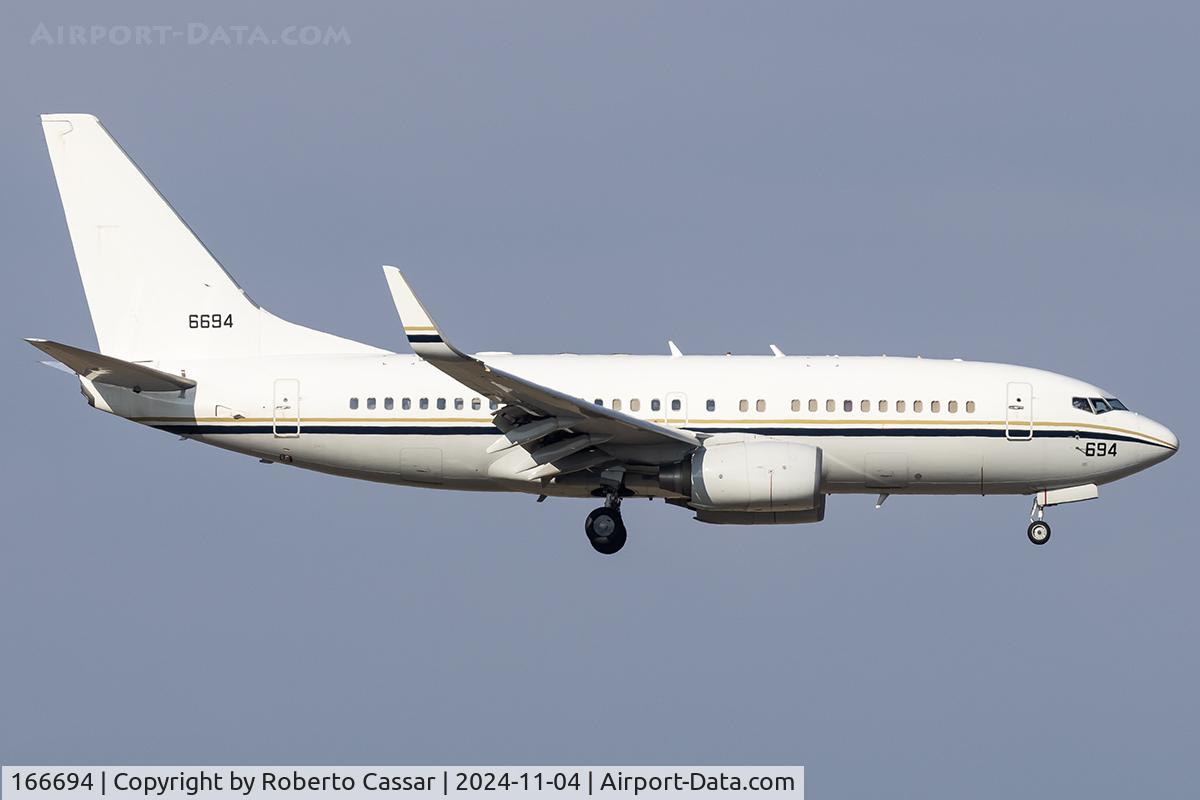 166694, 2010 Boeing C-40A Clipper C/N 40573, Landing