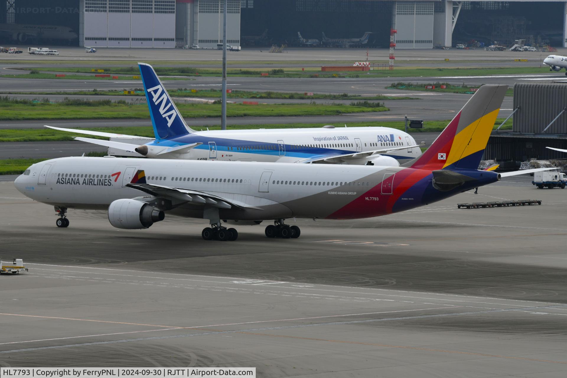 HL7793, 2009 Airbus A330-323E C/N 1055, Asiana A333 ready to depart to ICN