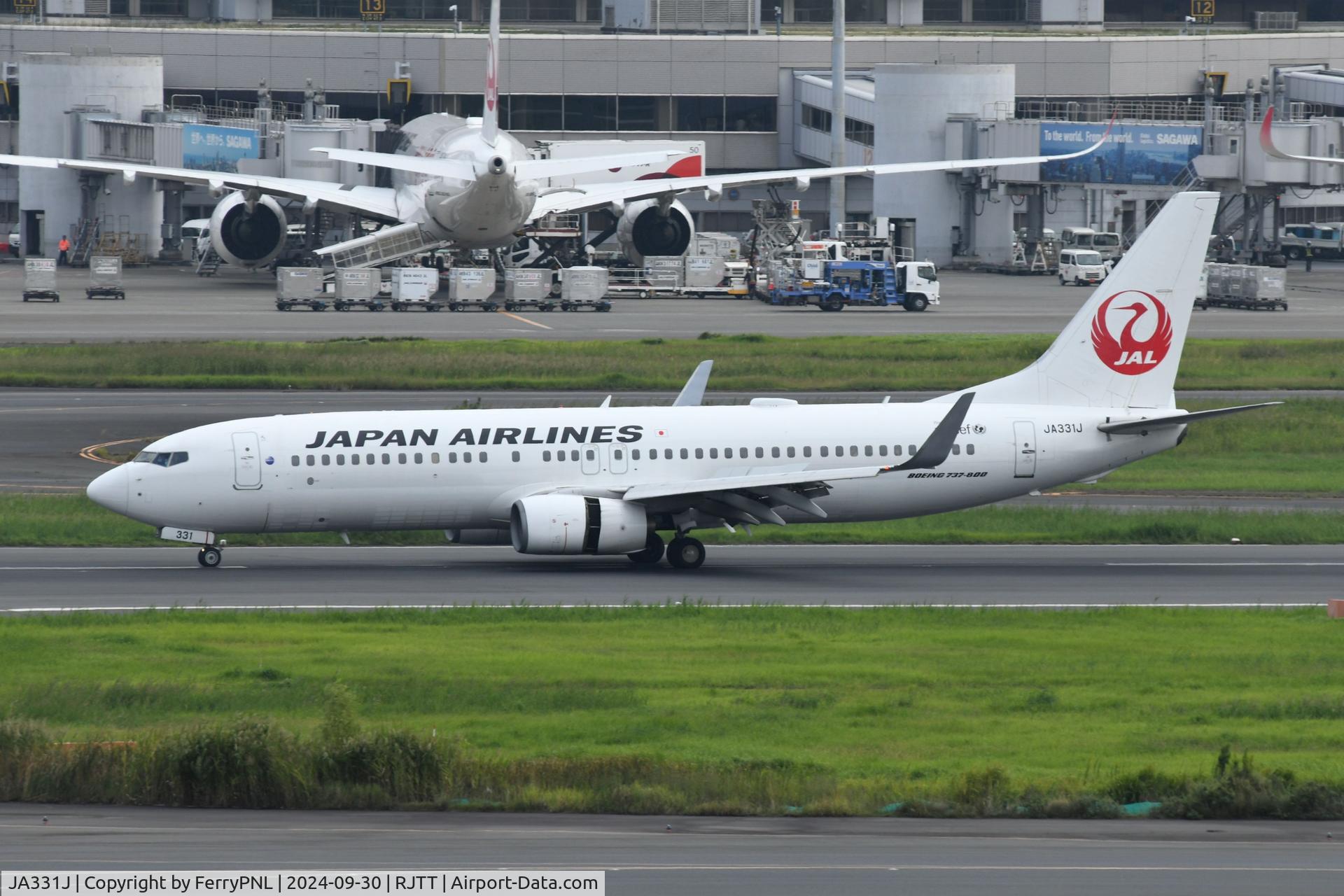 JA331J, 2010 Boeing 737-846 C/N 40346, JAL B738 arriving