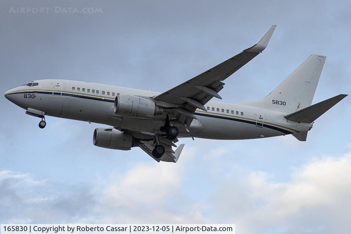 165830, 2000 Boeing C-40A (737-7AF) Clipper C/N 29980, Landing