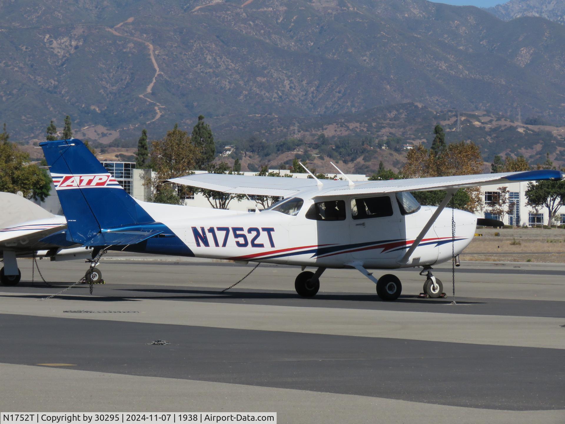 N1752T, 2017 Cessna (Textron) 172S C/N 172S12097, Parked