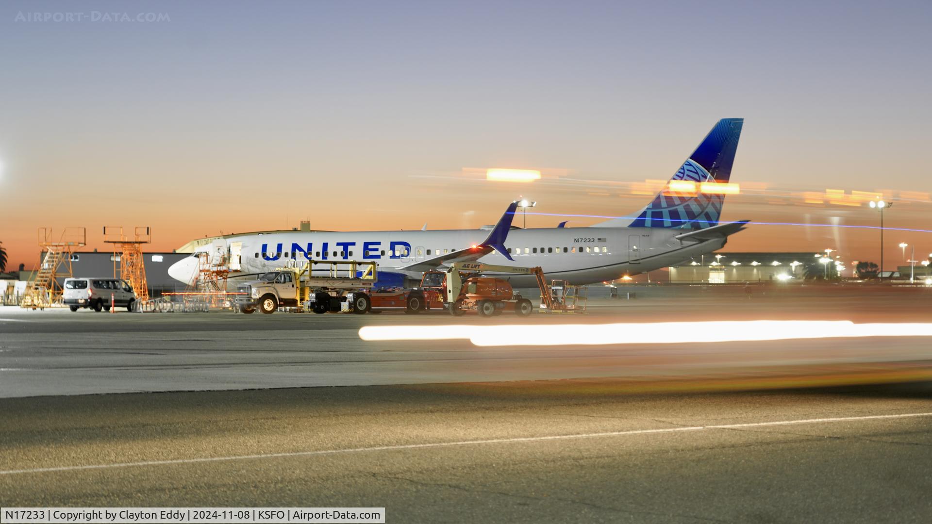 N17233, 1999 Boeing 737-824 C/N 28943, SFO 2024.