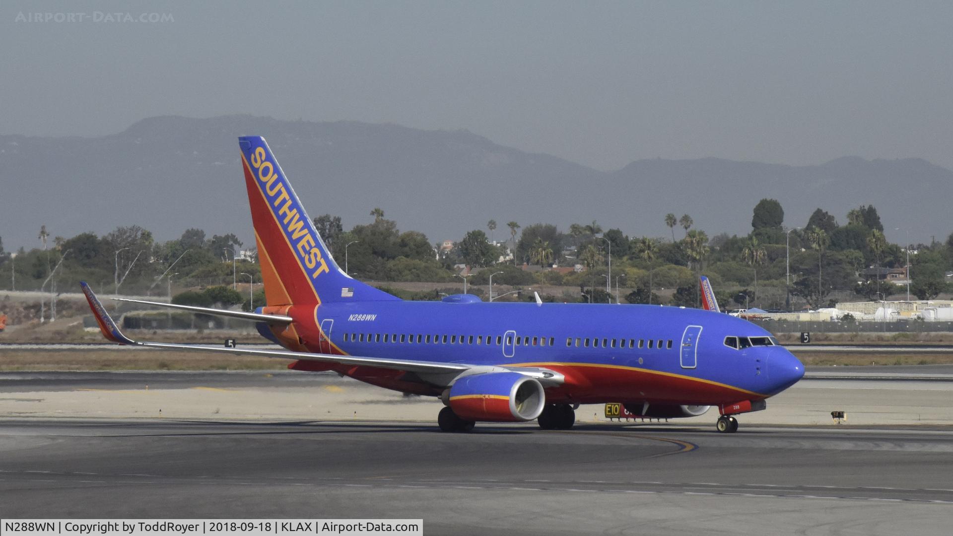 N288WN, 2007 Boeing 737-7H4 C/N 36611, Taxiing at LAX
