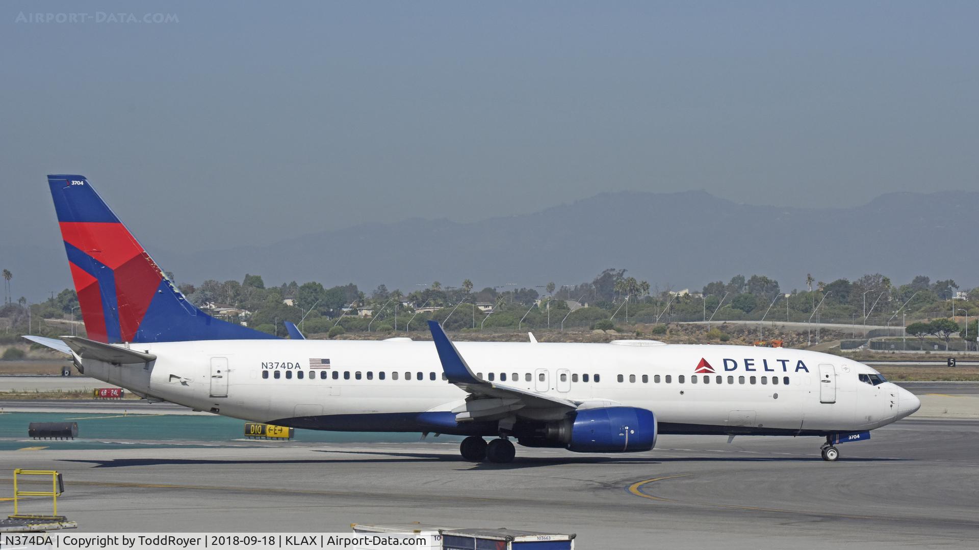 N374DA, 1998 Boeing 737-832 C/N 29622, Taxiing at LAX