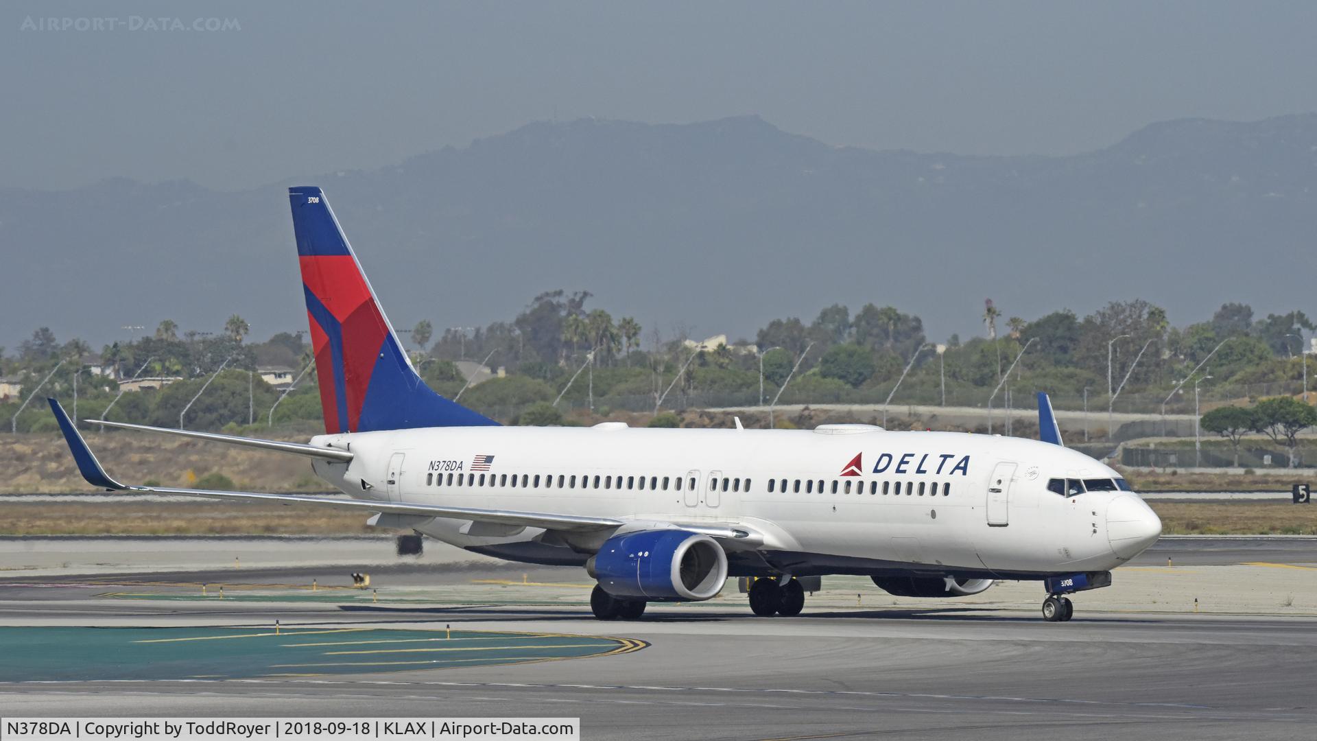 N378DA, 1999 Boeing 737-832 C/N 30265, Taxiing at LAX