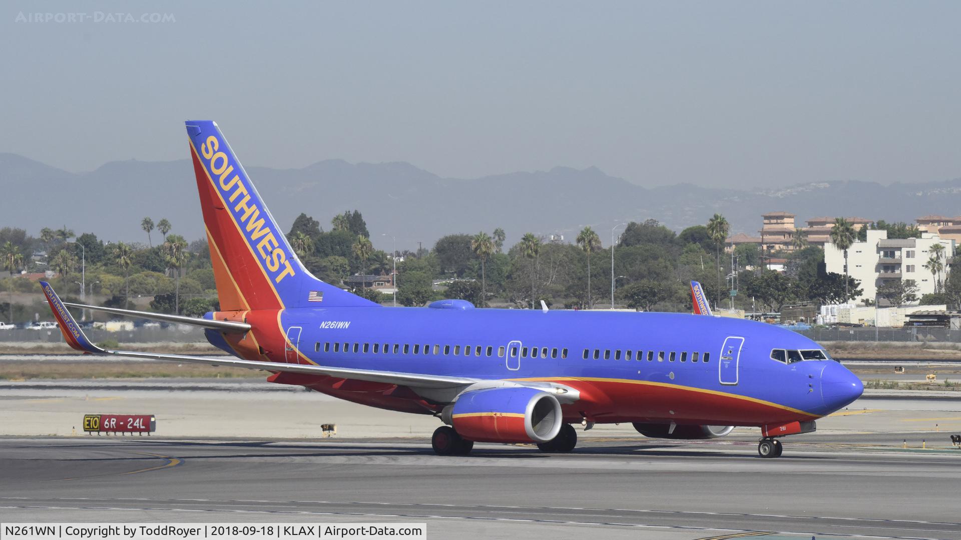 N261WN, 2006 Boeing 737-7H4 C/N 32517, Taxiing at LAX