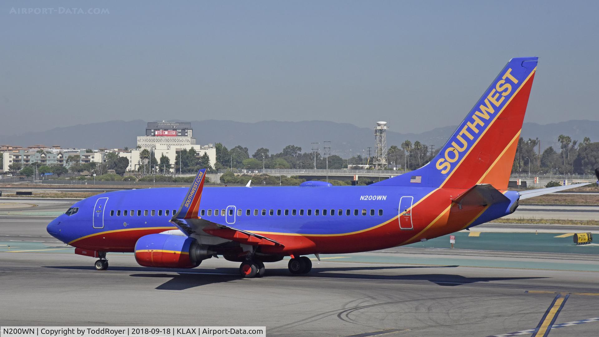 N200WN, 2005 Boeing 737-7H4 C/N 32482, Taxiing at LAX