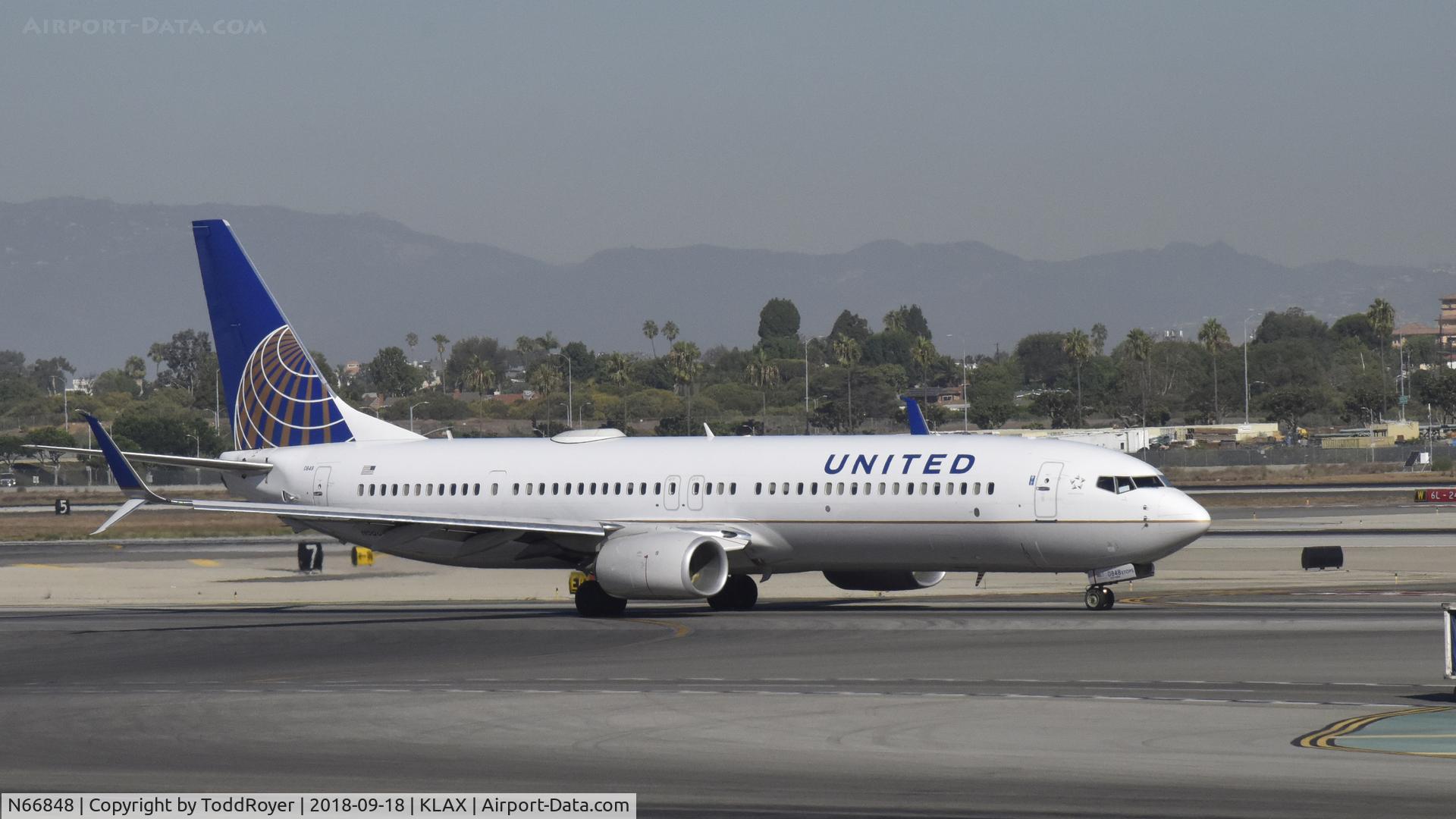 N66848, 2015 Boeing 737-924/ER C/N 42188, Taxiing for departure at LAX