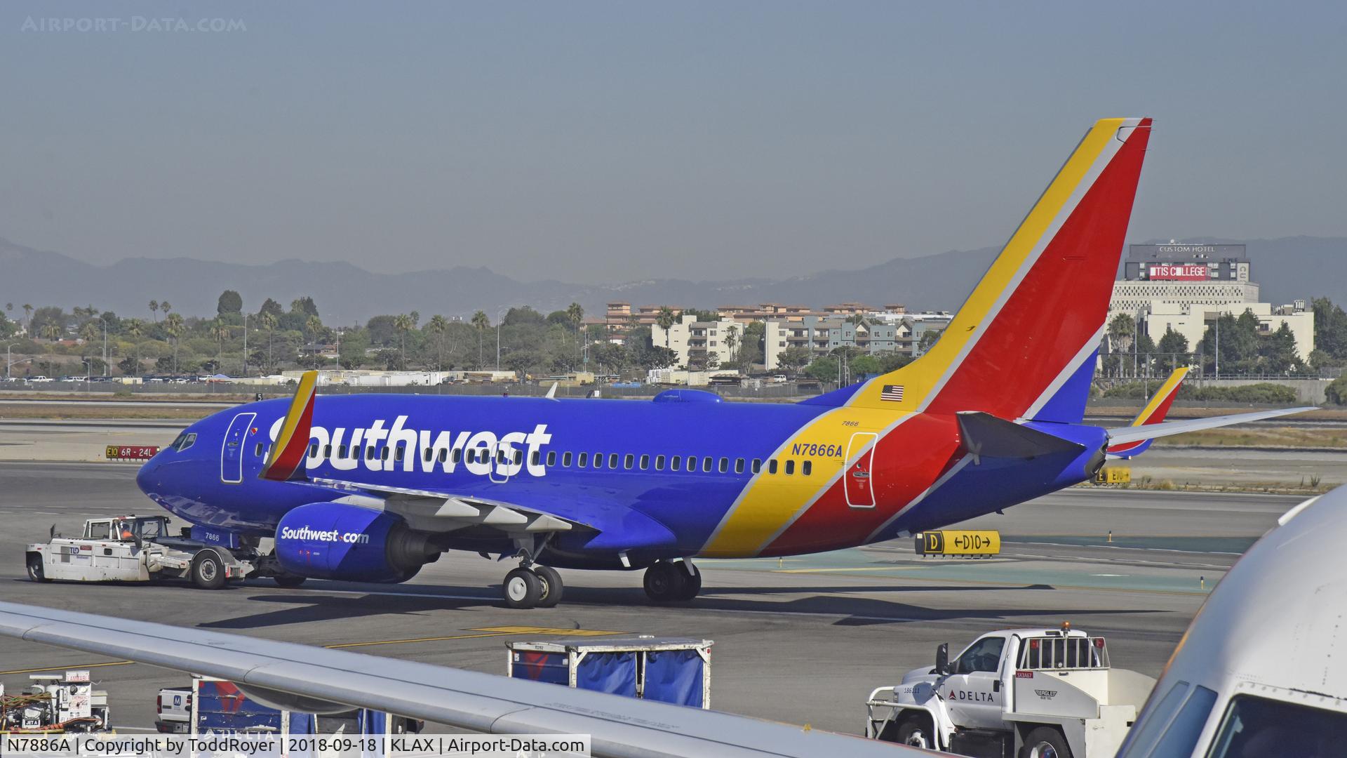 N7886A, 2007 Boeing 737-752 C/N 35122, Getting towed at LAX