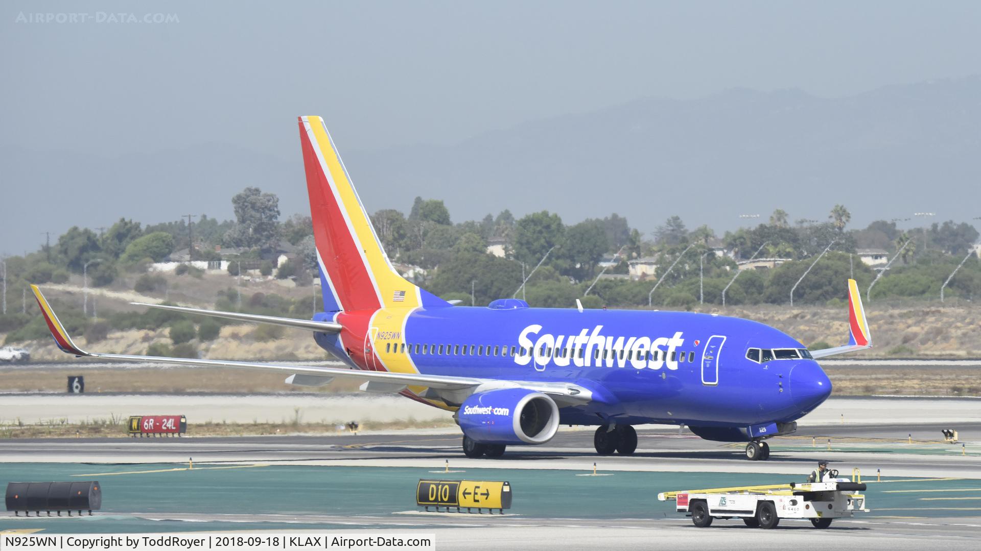 N925WN, 2008 Boeing 737-7H4 C/N 36630, Taxiing at LAX