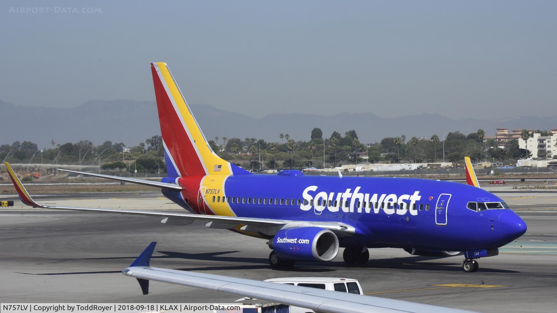 N757LV, 1999 Boeing 737-7H4 C/N 29850, Taxiing to gate at LAX