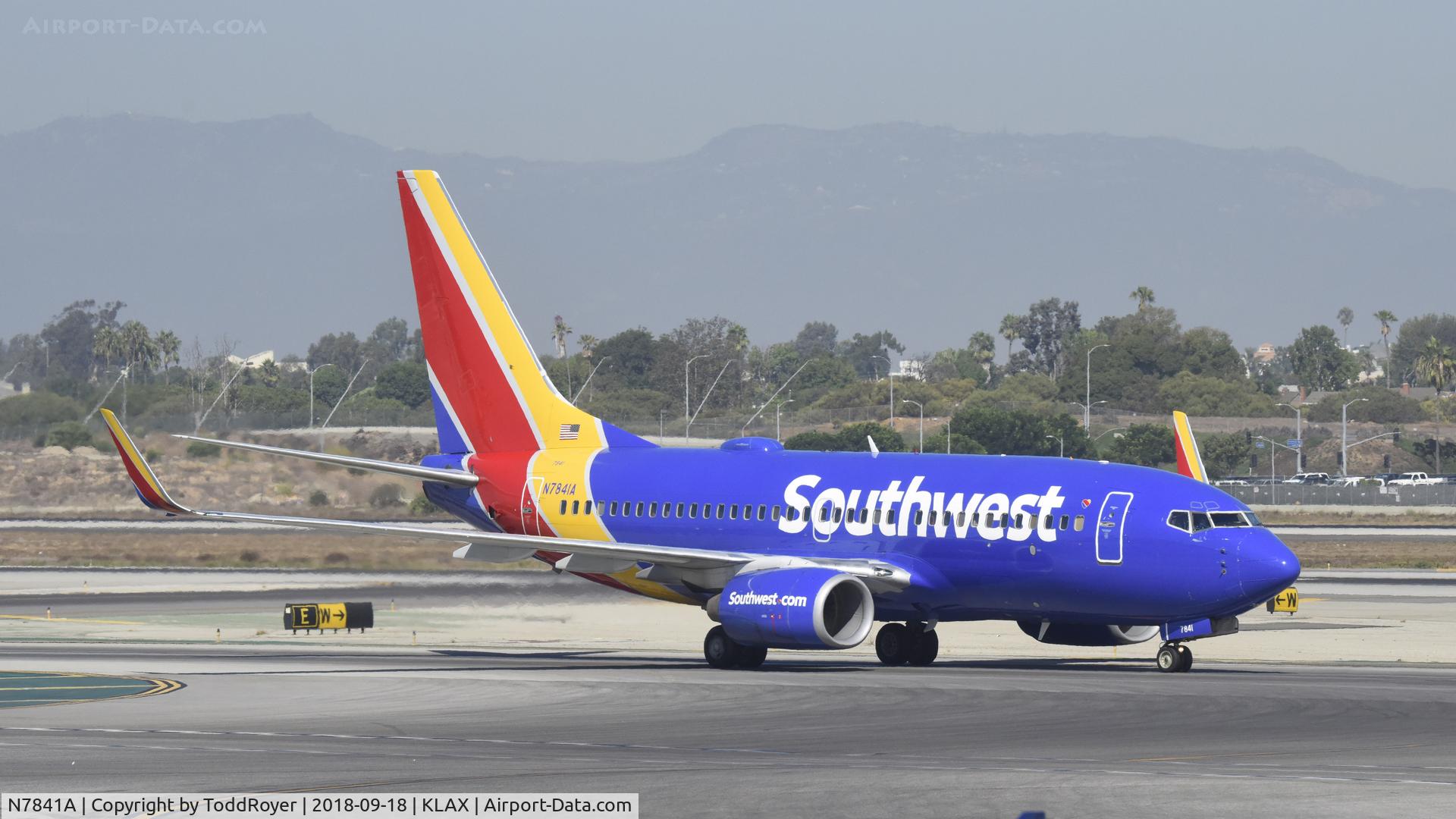 N7841A, 2001 Boeing 737-7L9 C/N 28015, Taxiing to gate at LAX