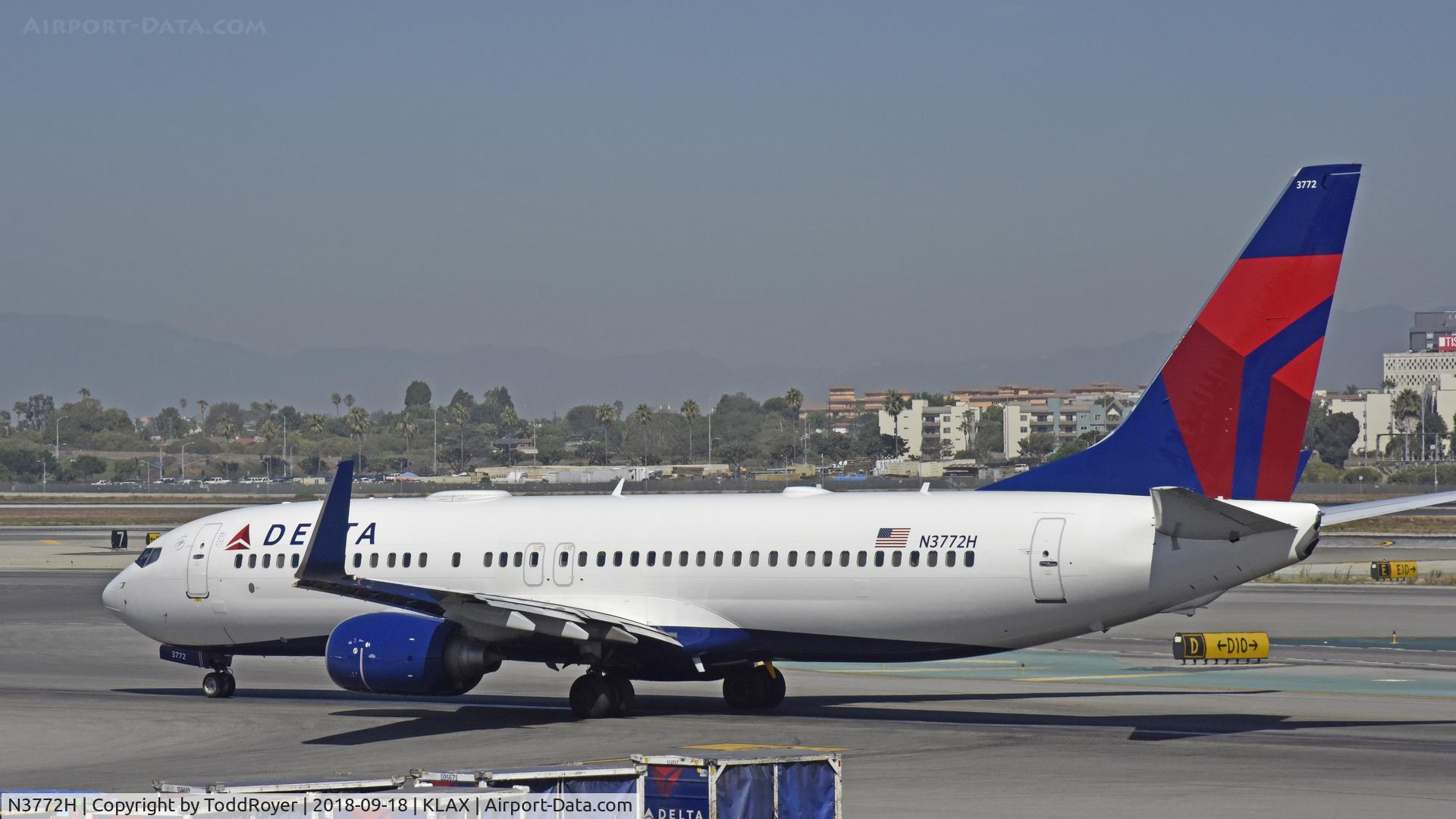 N3772H, 2010 Boeing 737-832 C/N 30823, Taxiing at LAX