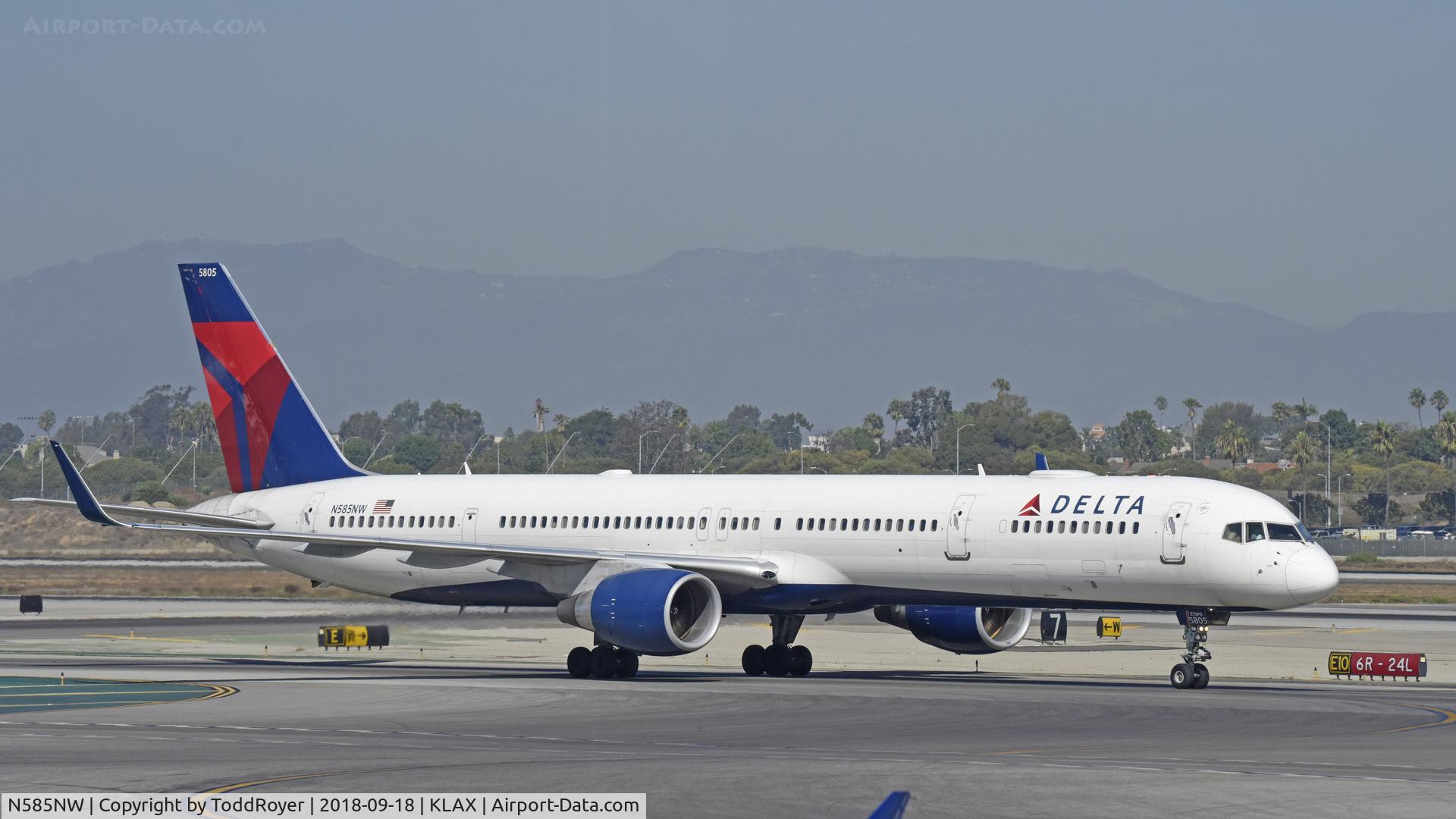 N585NW, 2002 Boeing 757-351 C/N 32985, Taxiing for departure at LAX