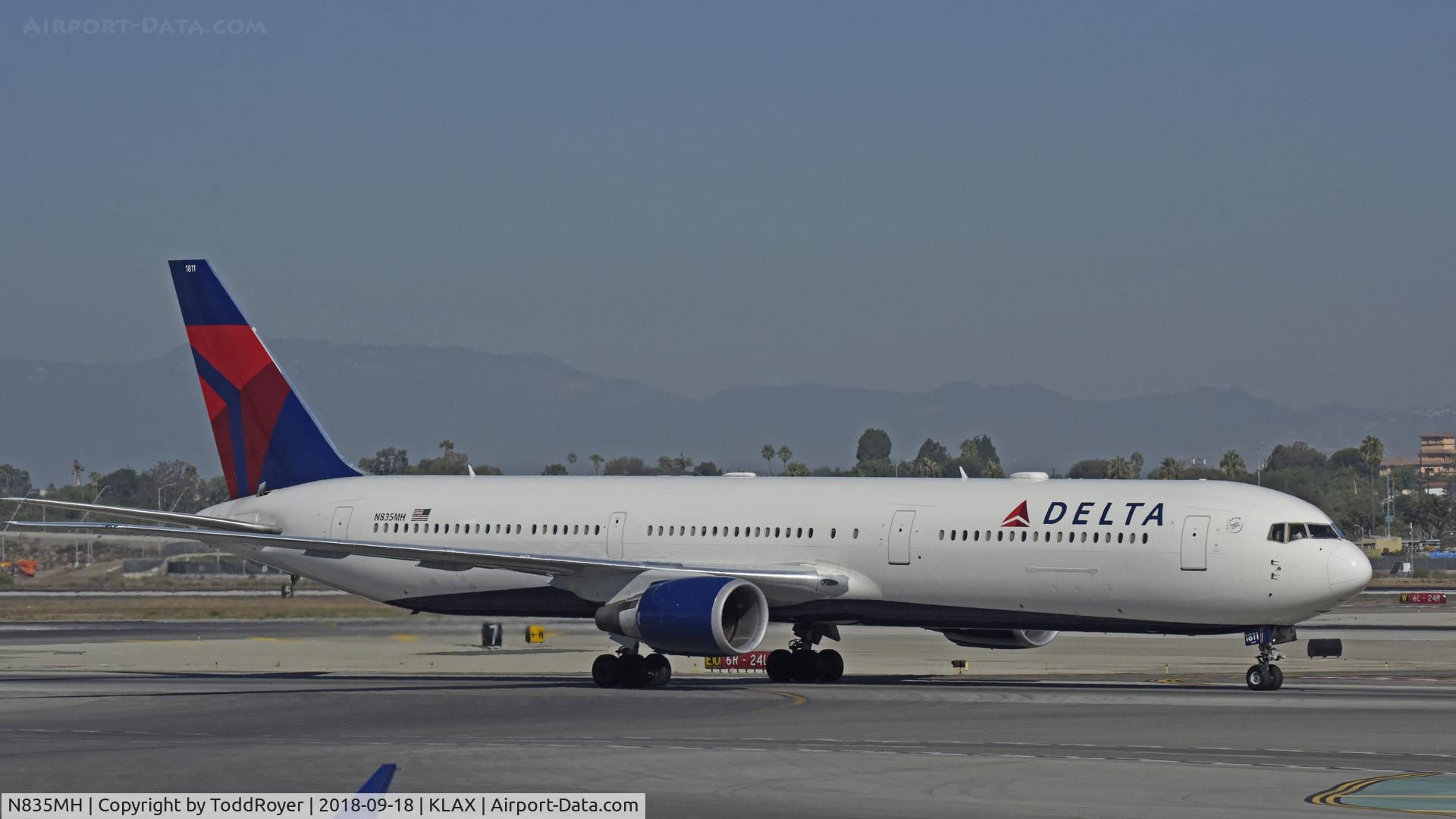 N835MH, 2000 Boeing 767-432/ER C/N 29708, Taxiing for departure at LAX