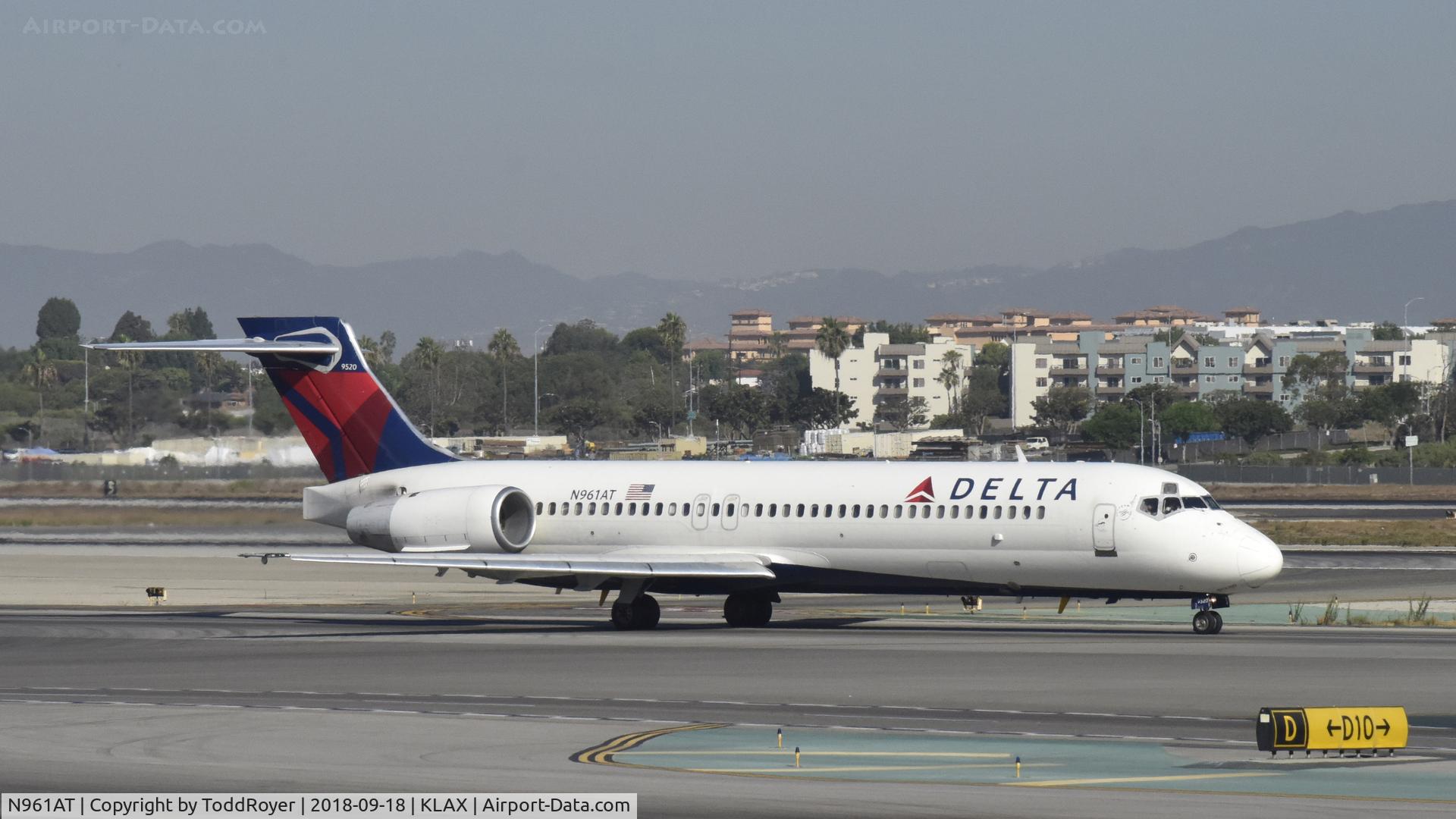 N961AT, 2001 Boeing 717-200 C/N 55023, Taxiing for departure at LAX
