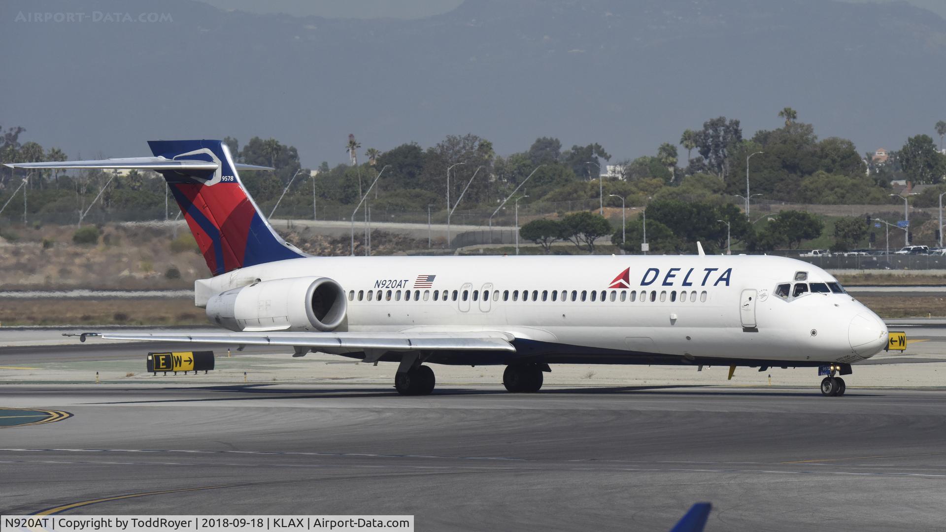 N920AT, 2000 Boeing 717-200 C/N 55083, Taxiing for departure at LAX