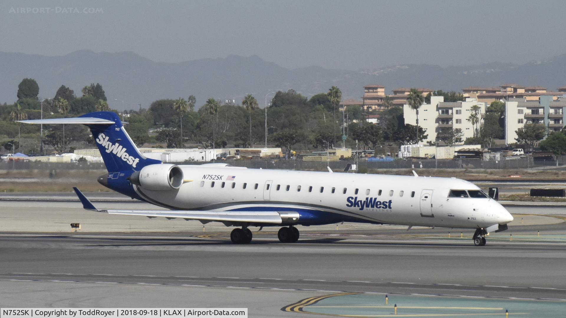 N752SK, 2005 Bombardier CRJ-701ER (CL-600-2C10) Regional Jet C/N 10209, Taxiing for departure at LAX