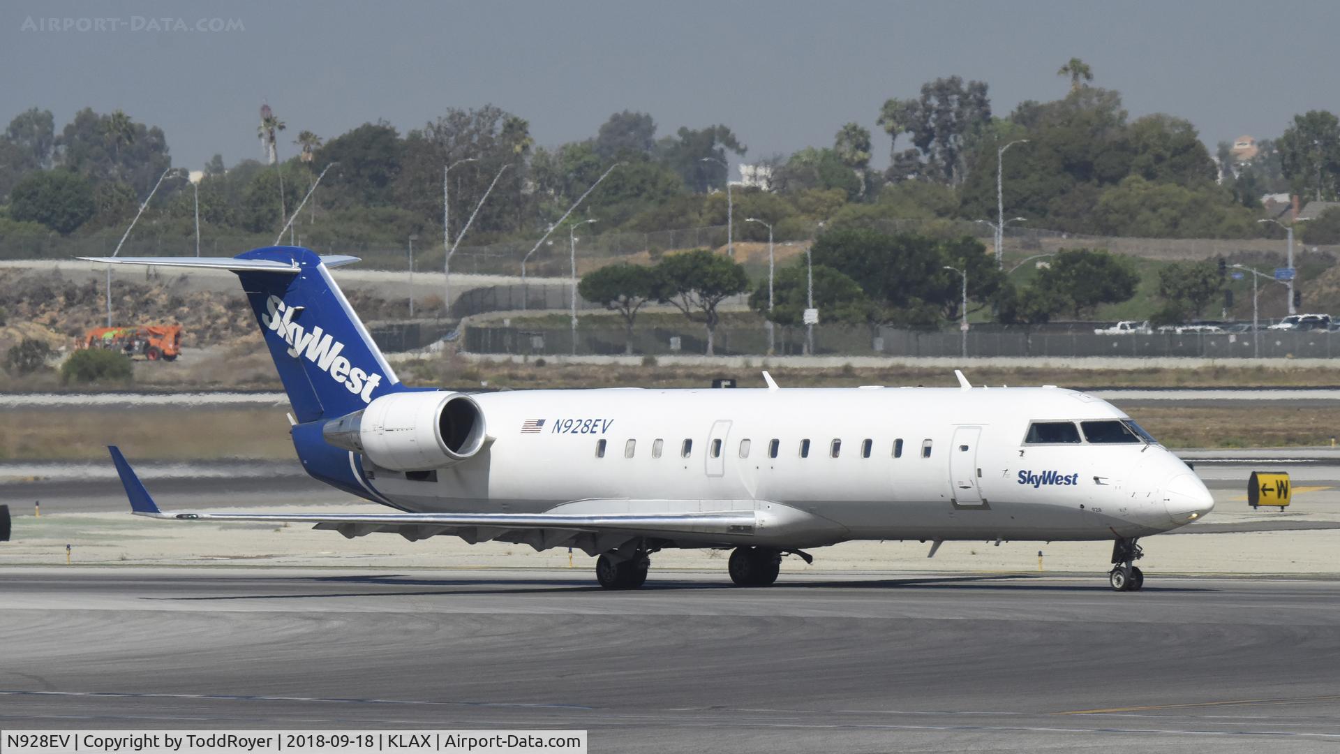 N928EV, 2004 Bombardier CRJ-200LR (CL-600-2B19) C/N 8006, Taxiing for departure at LAX