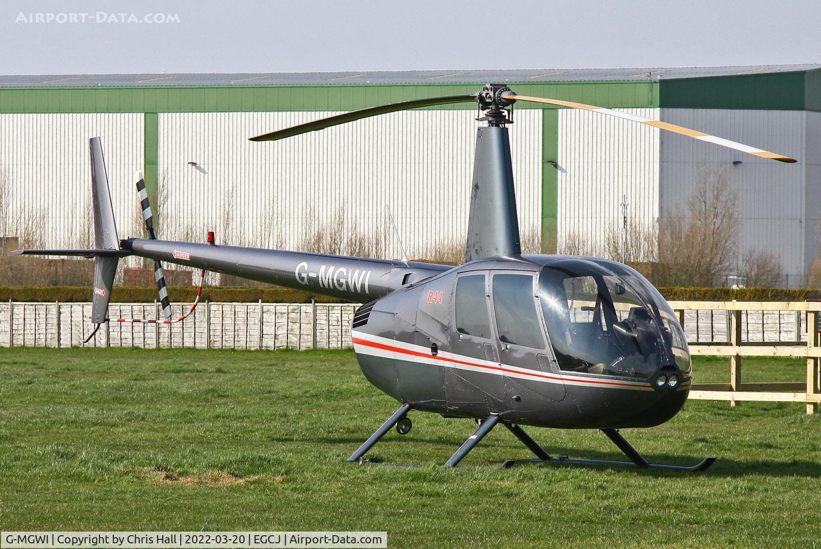 G-MGWI, 2000 Robinson R44 Astro C/N 0663, Sherburn in Elmet
