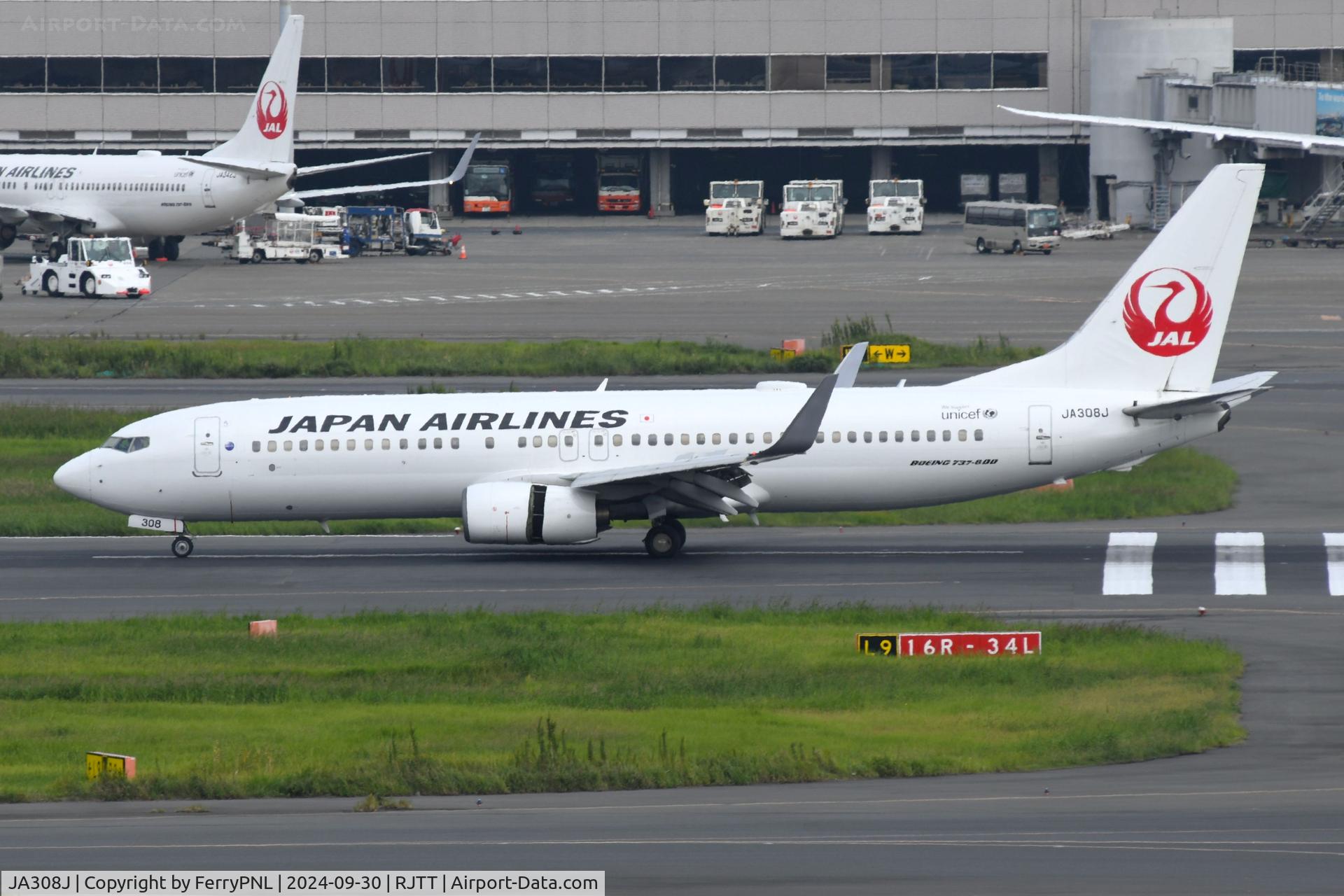 JA308J, 2008 Boeing 737-846 C/N 35337, JAL B738 landing