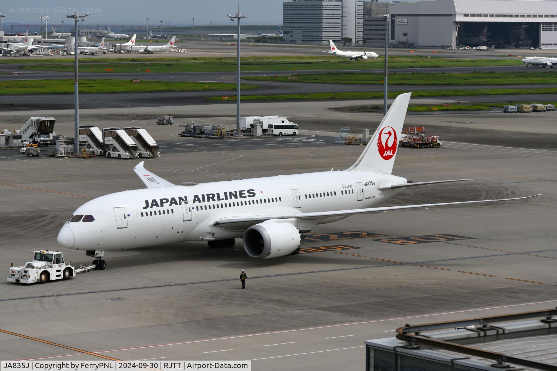 JA835J, 2016 Boeing 787-8 Dreamliner Dreamliner C/N 34510, push-back of Japan Airlines B788