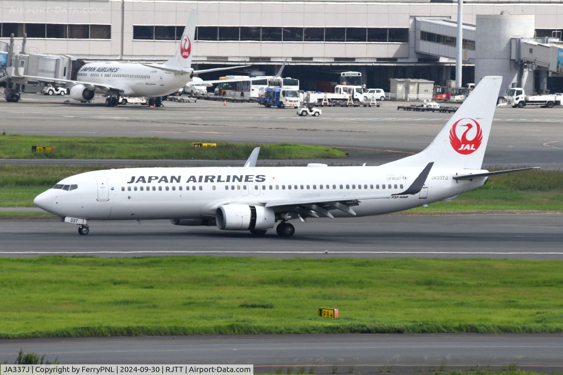 JA337J, 2011 Boeing 737-846 C/N 40352, JAL B738