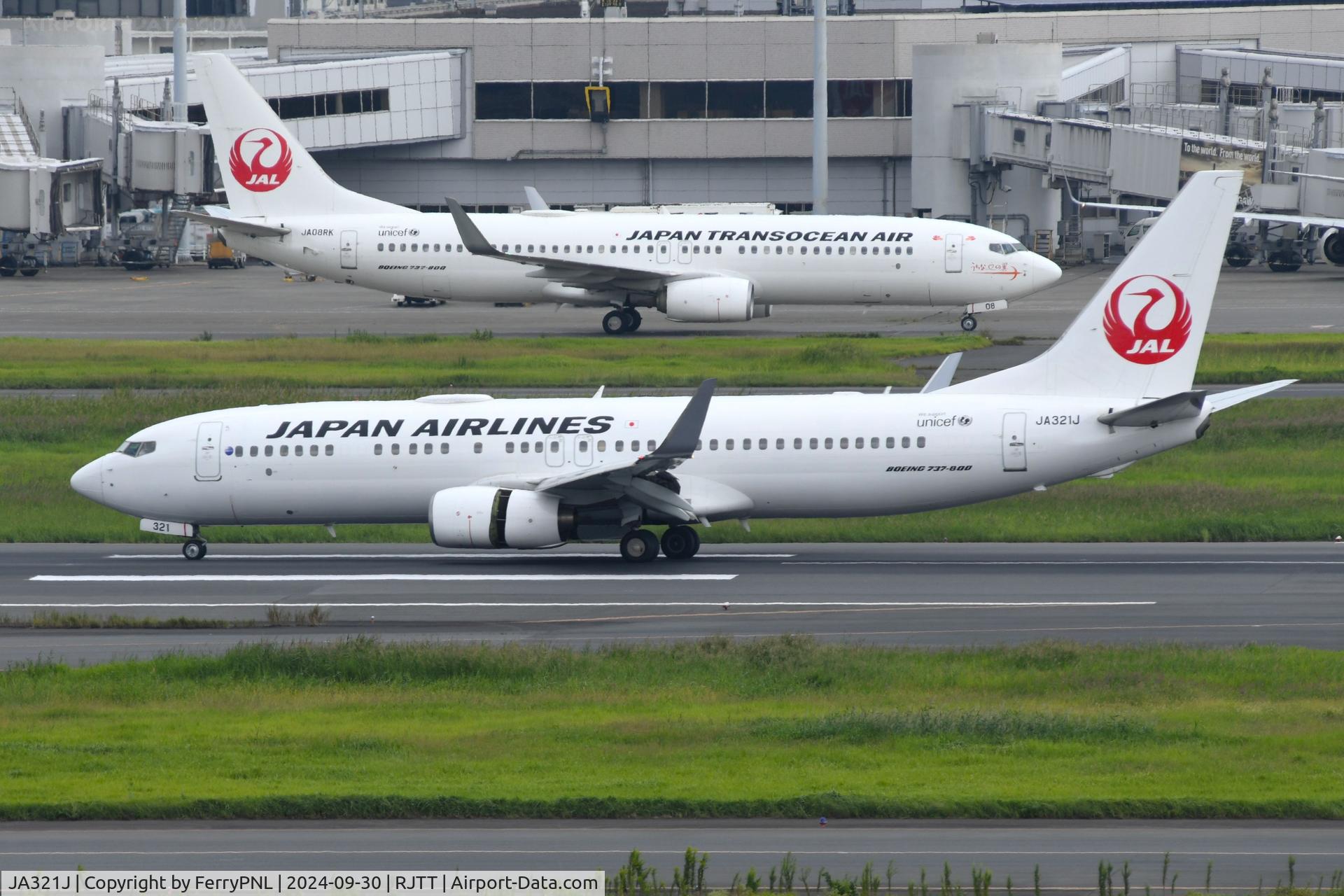 JA321J, 2008 Boeing 737-846 C/N 35339, Arrival of JAL B738