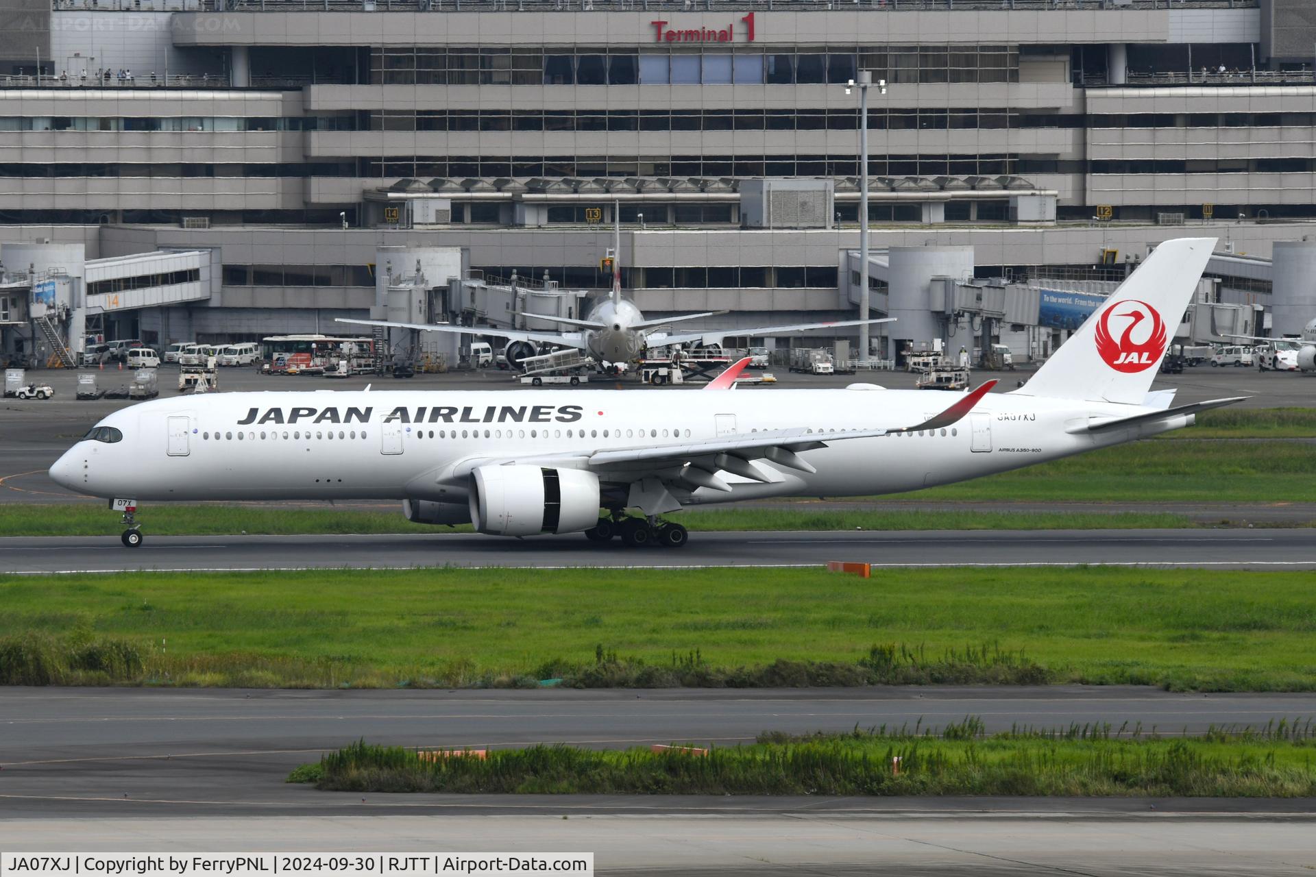 JA07XJ, 2020 Airbus A350-941 C/N 0451, Japan Airlines A359 landing