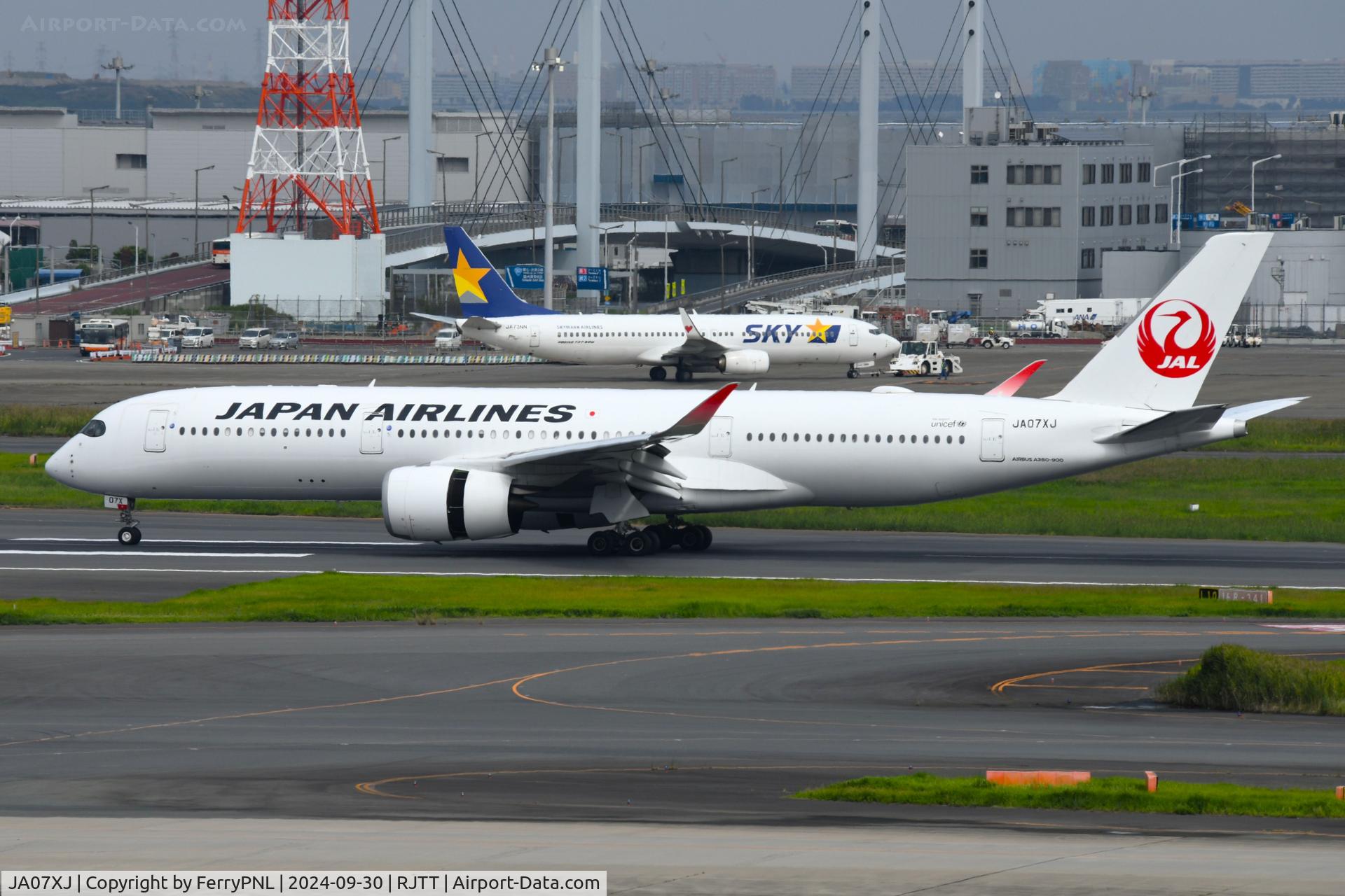 JA07XJ, 2020 Airbus A350-941 C/N 0451, JAL A359 applying reverse