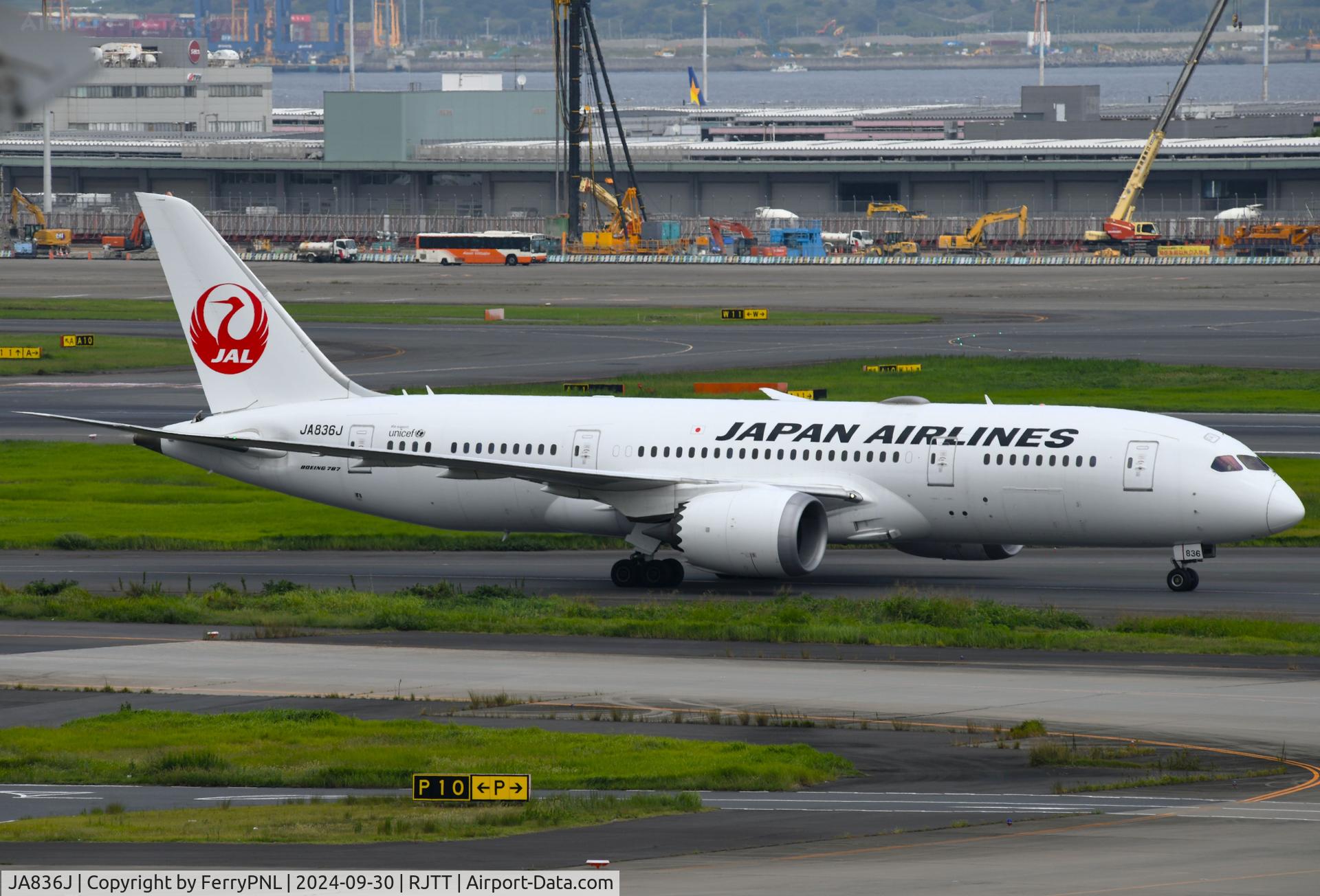 JA836J, 2014 Boeing 787-8 Dreamliner Dreamliner C/N 38135, JAL B788 taxying past