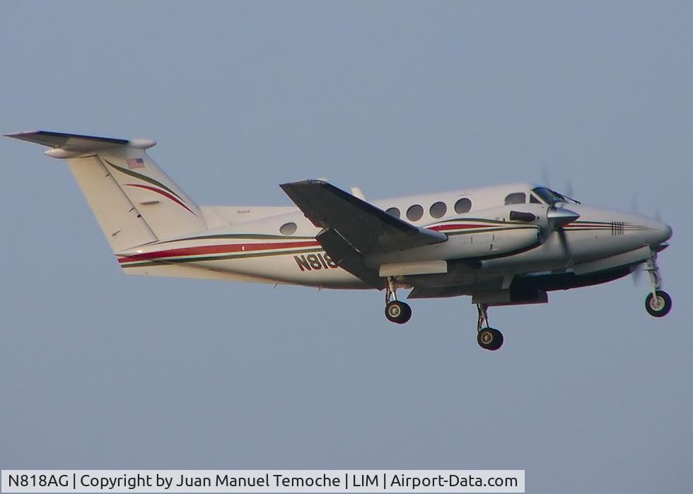 N818AG, 2001 Raytheon Aircraft Company B200 C/N BB-1771, On short final for rwy 15 at Lima Perú Airport