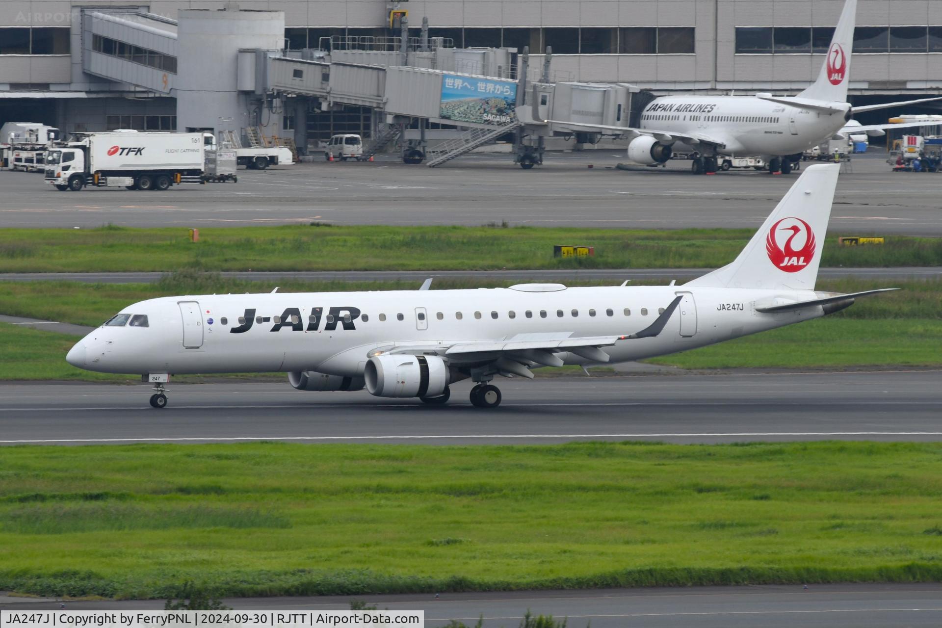 JA247J, 2017 Embraer ERJ-190STD (ERJ-190-100) C/N 19000730, Landing of J-air ERJ190
