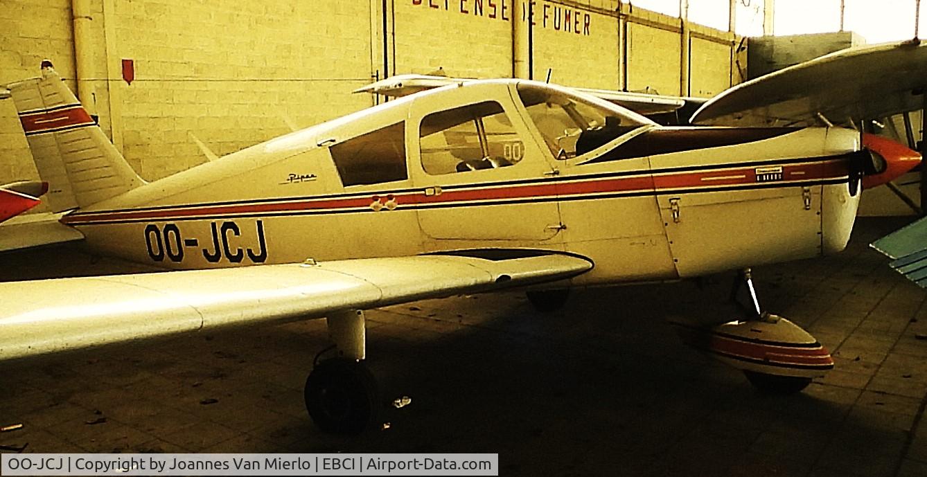 OO-JCJ, Piper PA-28-140 C/N 28-25242, ex-slide
